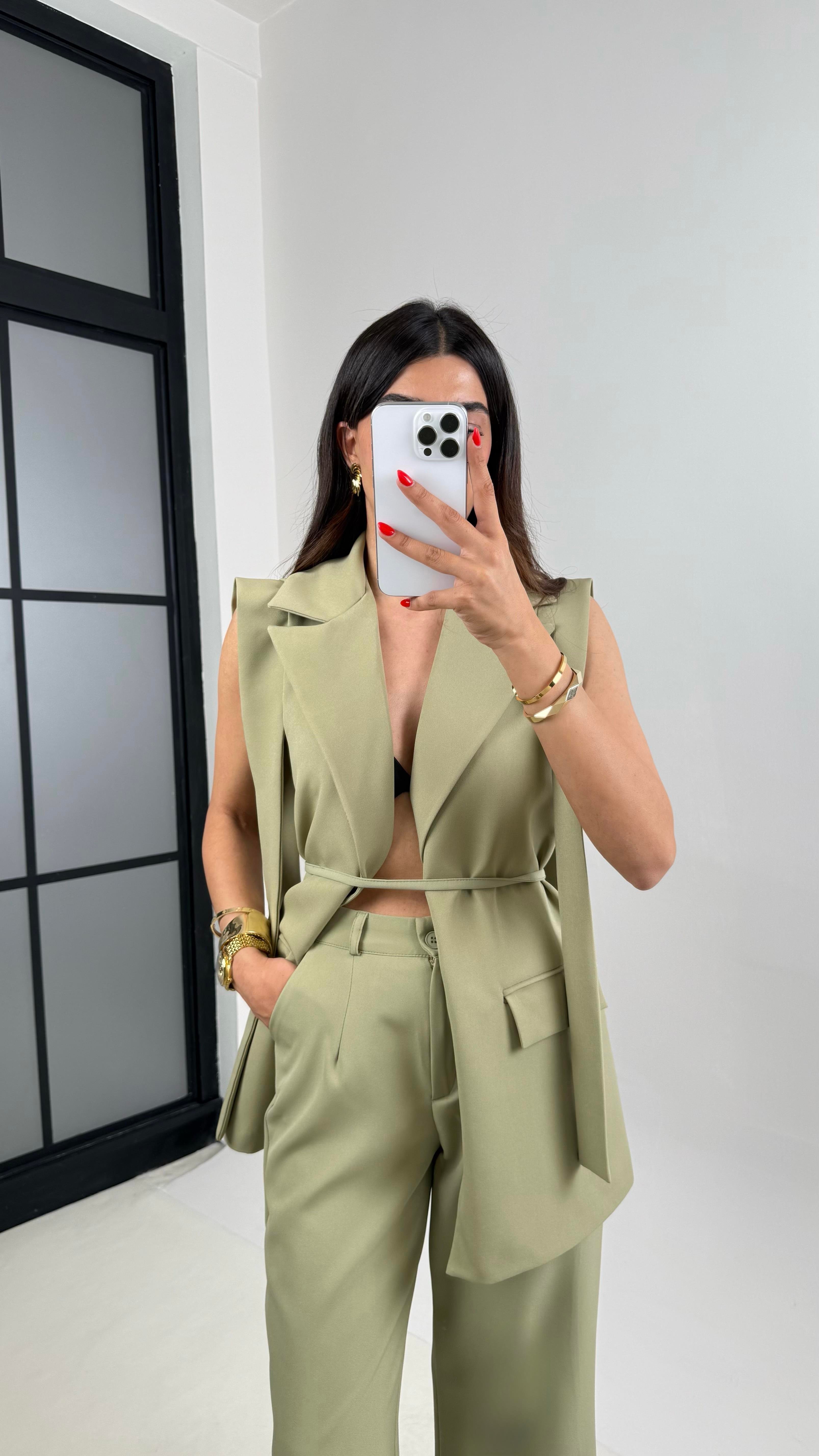 Yeşil Omuz Detaylı Kuşaklı Astarlı Yelek Cepli Pantolon Kumaş Takım Gaus00476GausTAKIMGU1002114