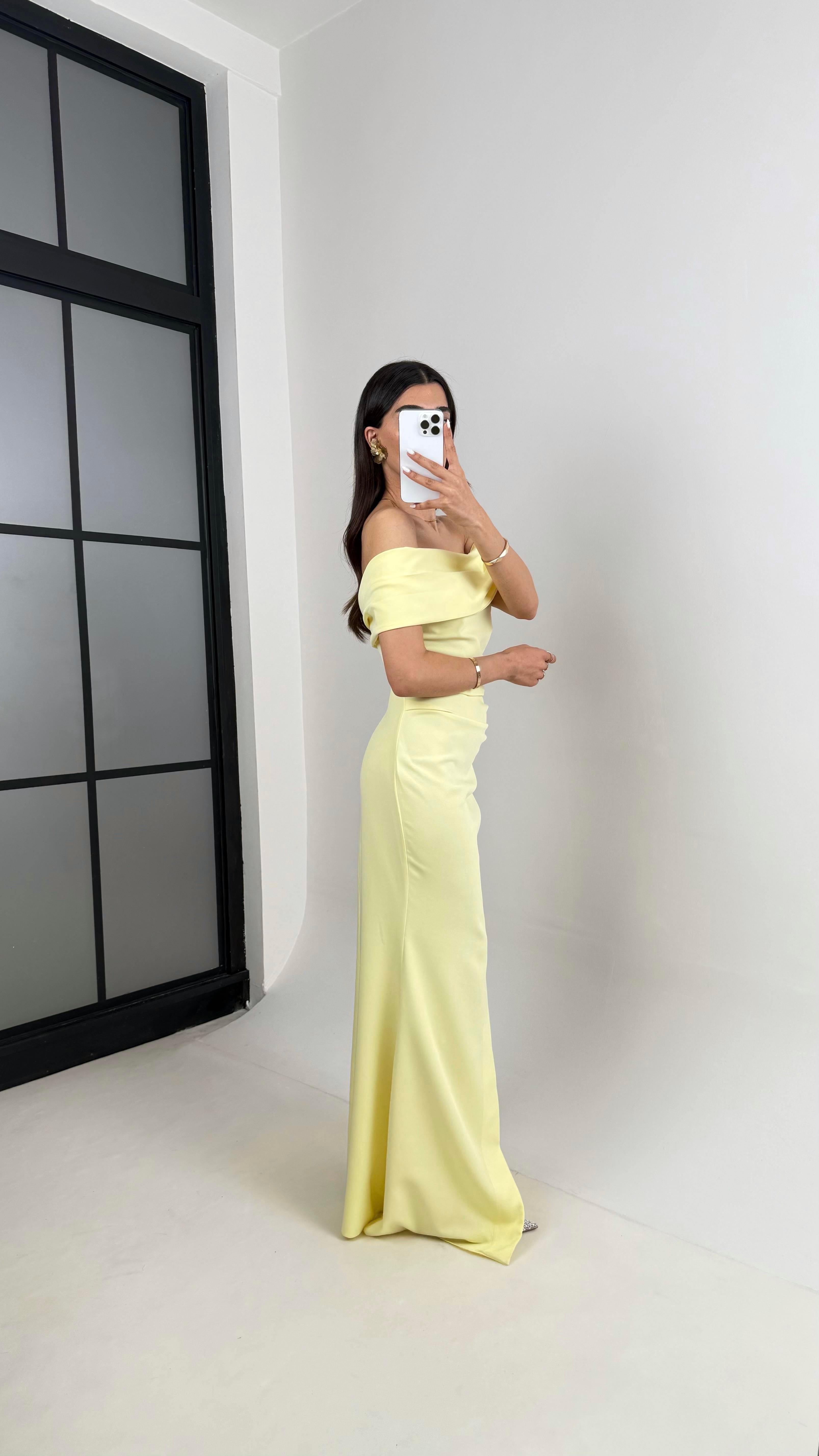 Sarı Madonna Yaka Yırtmaçlı İthal Kumaş Elbise Gaus00436GausELBİSEGU1002013