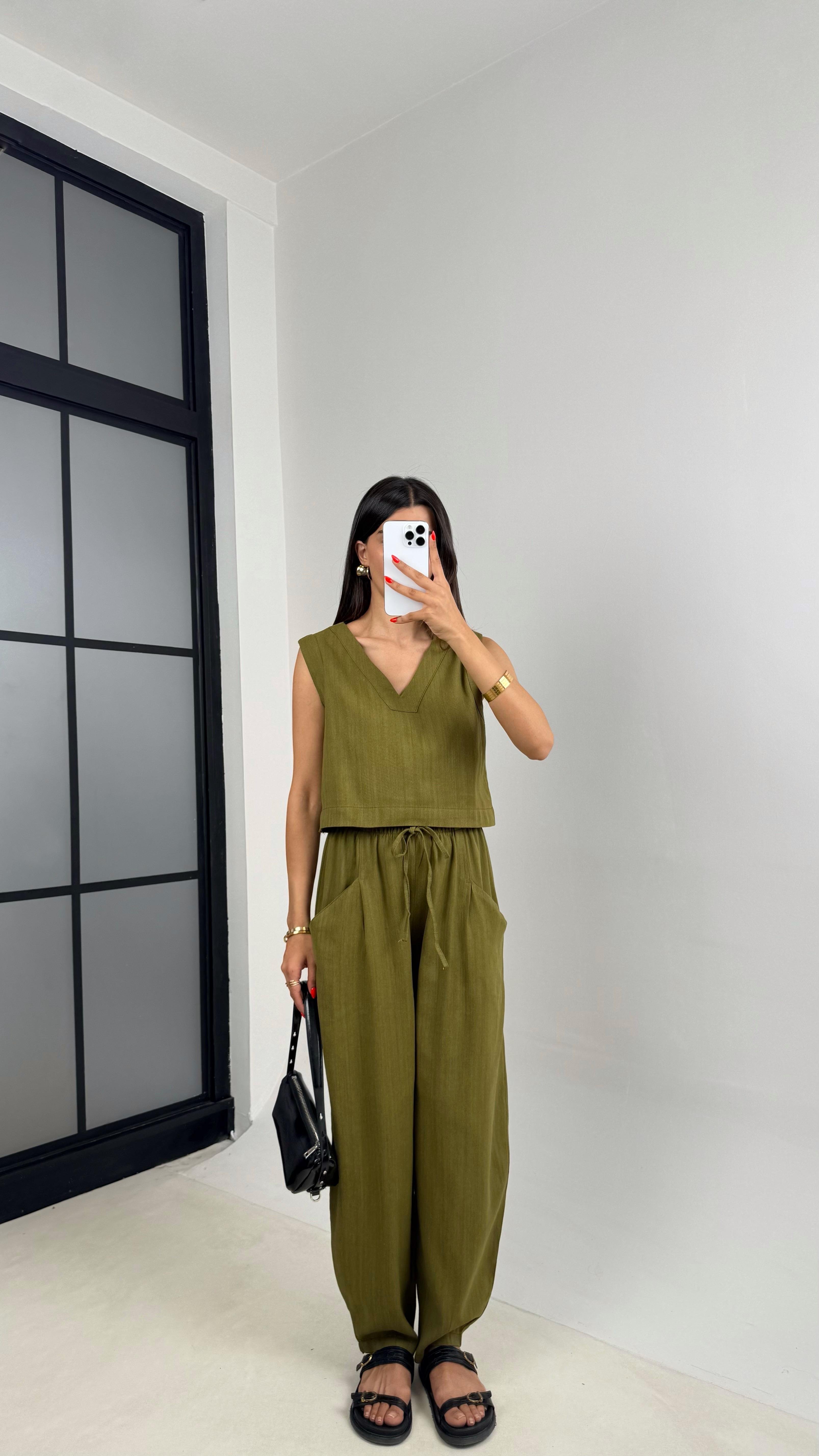 Yeşil V Yaka Bluz Beli Lastikli Balon Pantolon Muadil Keten Takım GAUS-0016GAUSTAKIMGAUS-0016