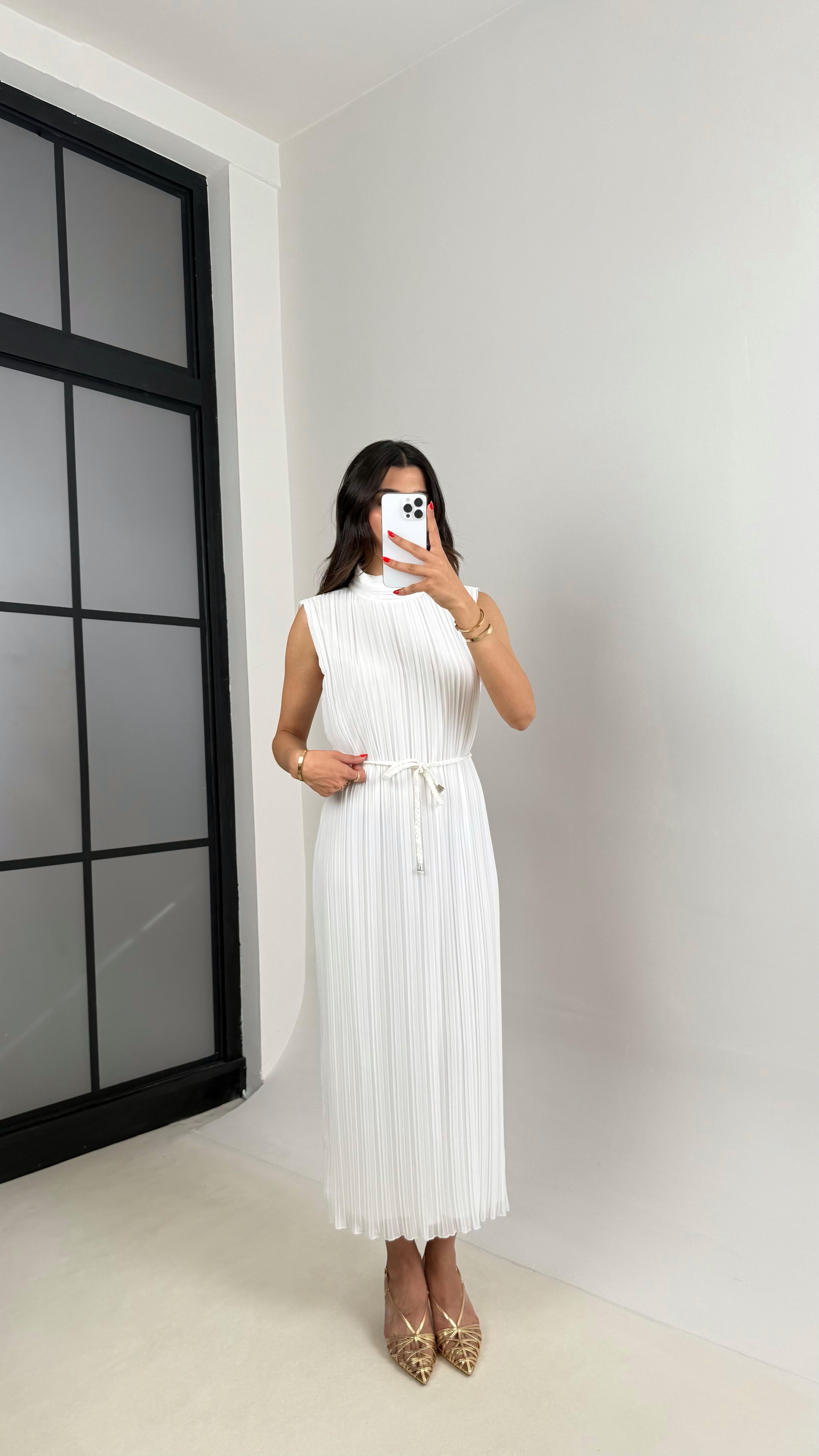 Beyaz Kemerli Astarlı Piliseli Elbise Gaus00509GausELBİSEGU1002194