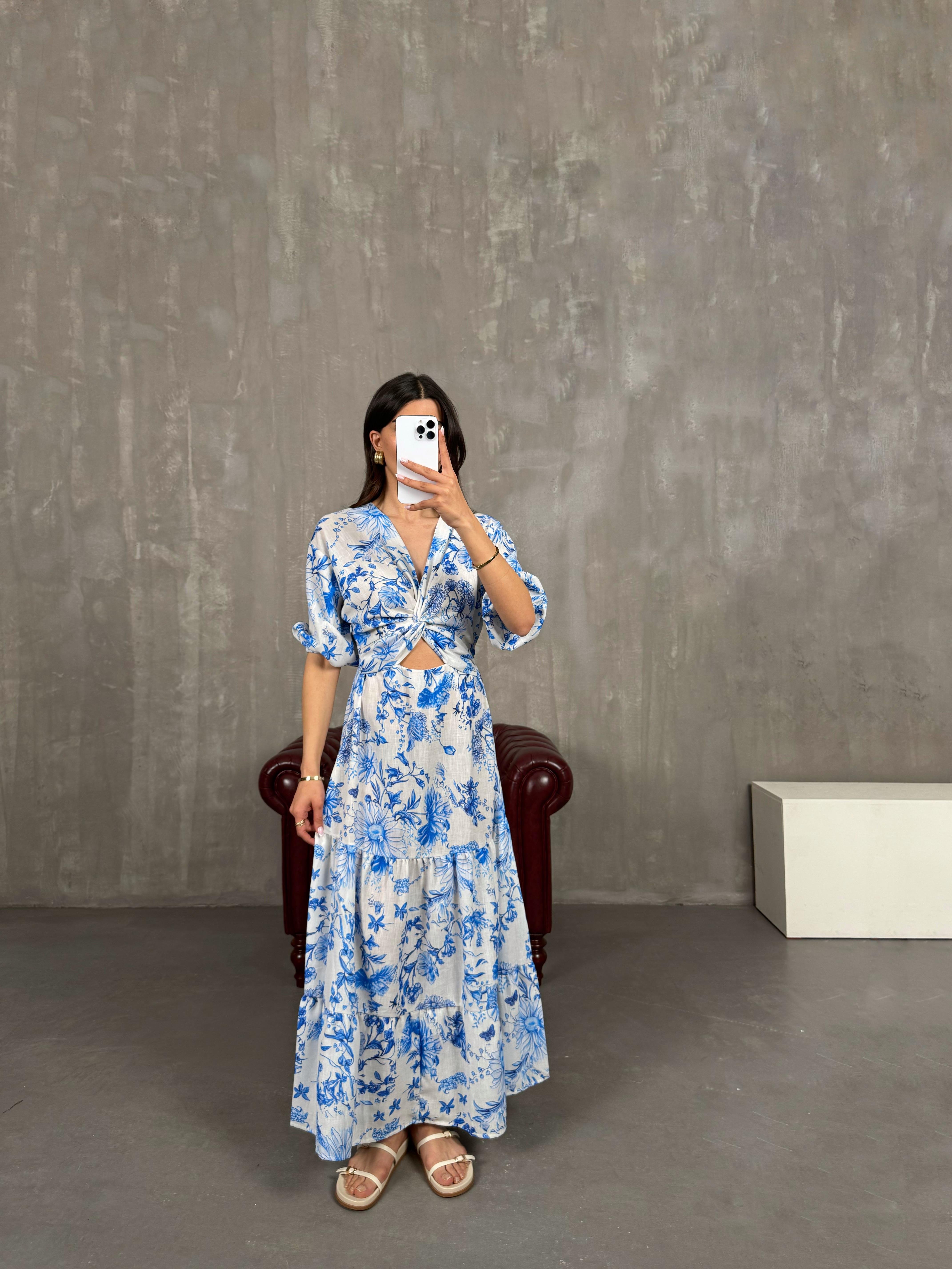 Beyaz V Yaka Mavi Çiçek Desenli Beli Lastikli Elbise Gaus00266GausELBİSEGU1001613