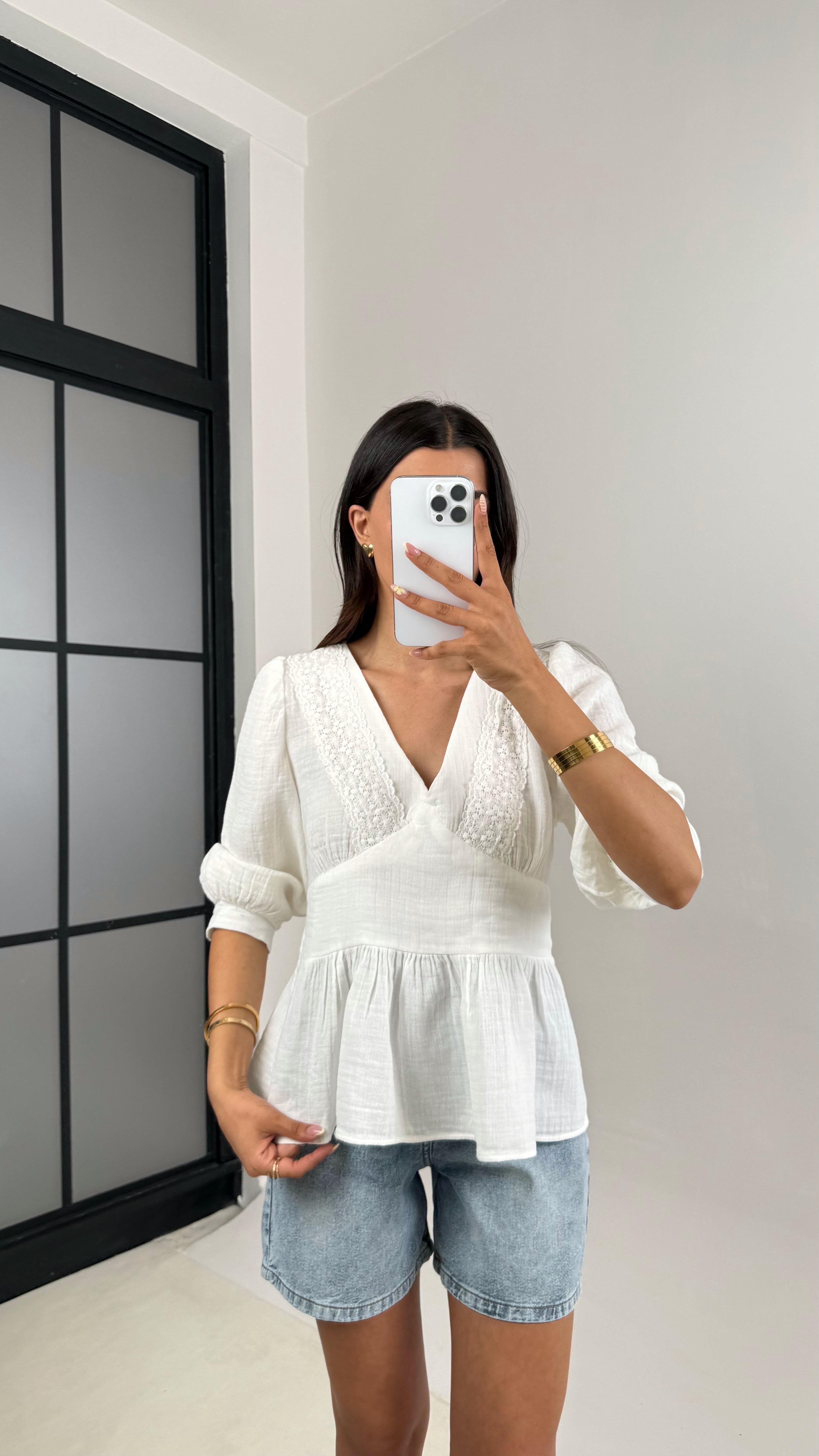 Beyaz V Yaka Balon Kol Yaka Dantel İşlemeli Müslin Bluz Gaus00688 Gausالبلوزات GU1002584