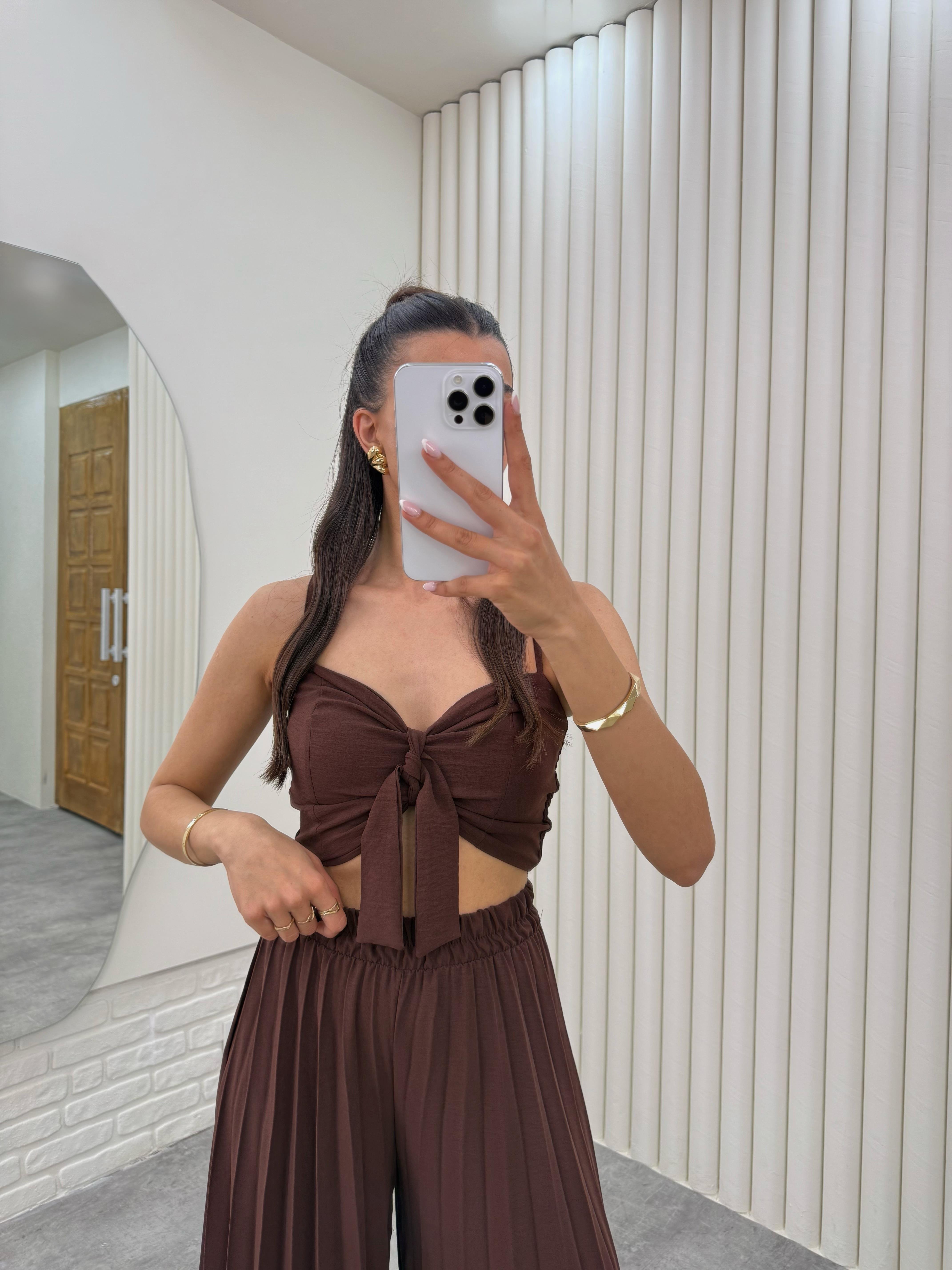 Acı Kahve  Ayarlanabilir Askılı  Önü Bağlamalı Crop Pileli Pantolon Takım Gaus00310GausTAKIMGU1001709