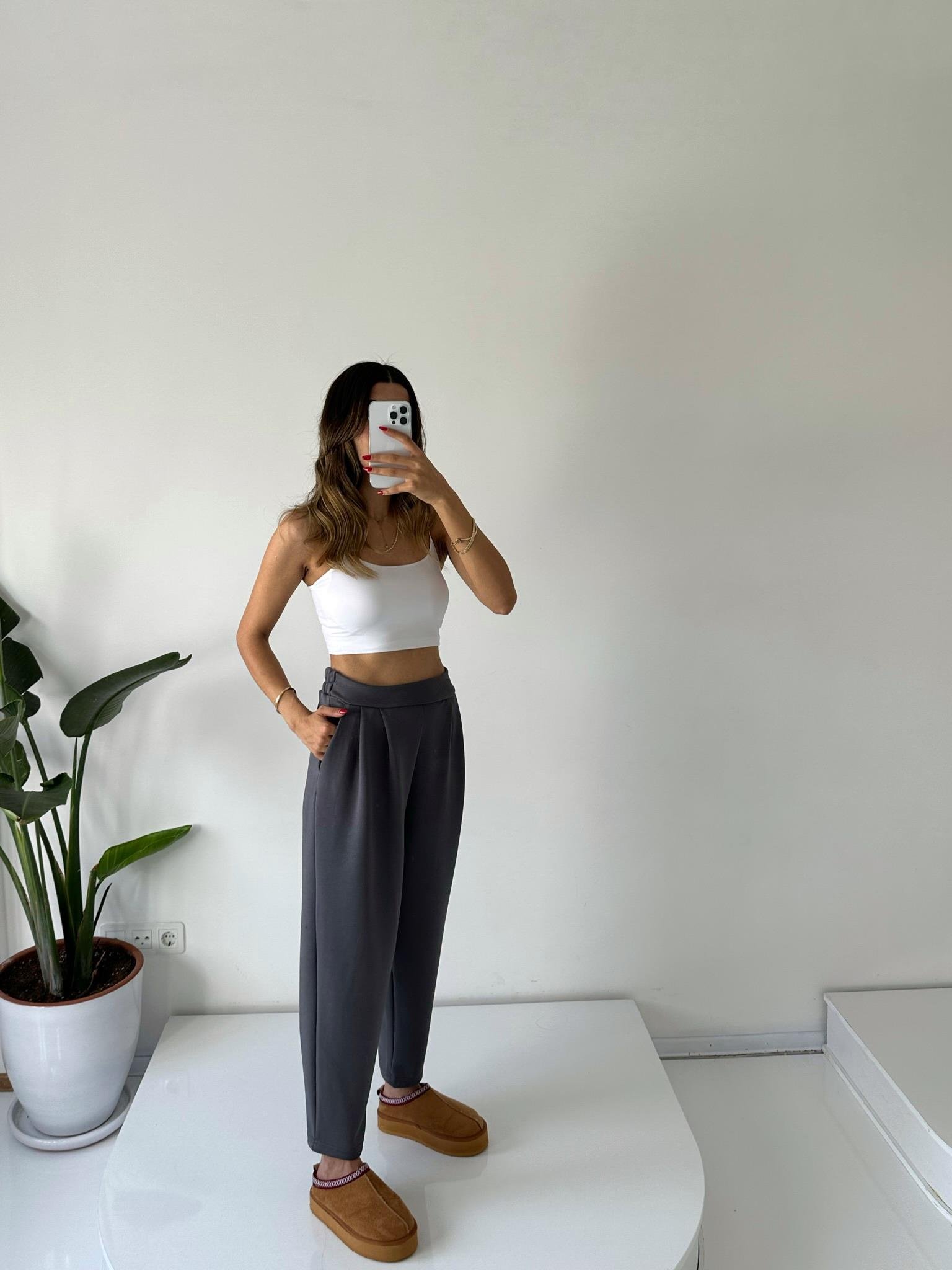 Oq mini shorti va taytdagi qiz Xotinlar yalangoch