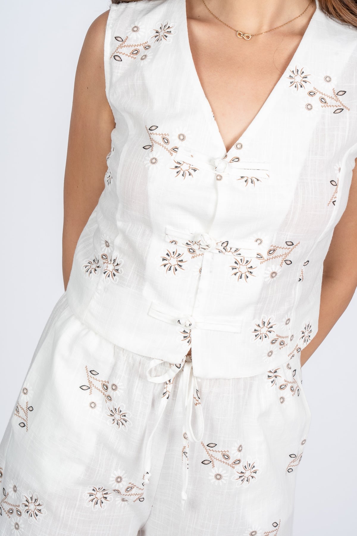Bella Elegant Çiçek Nakışlı Keten Takım 9146
