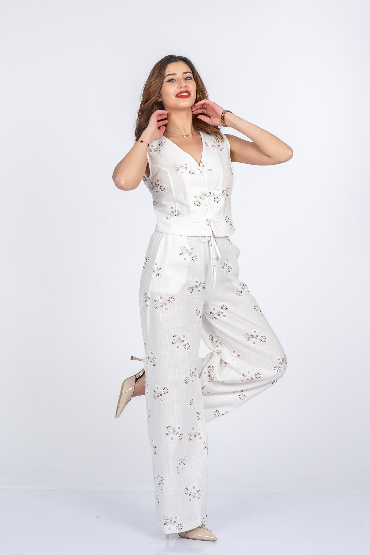 Bella Elegant Çiçek Nakışlı Keten Takım 9146