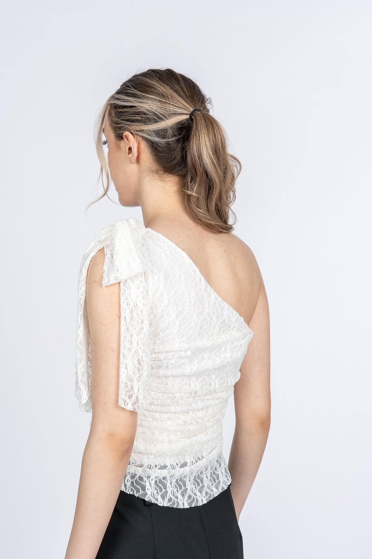 Juliette Modern Tek Omuz Büzgülü Tül Bluz 70084