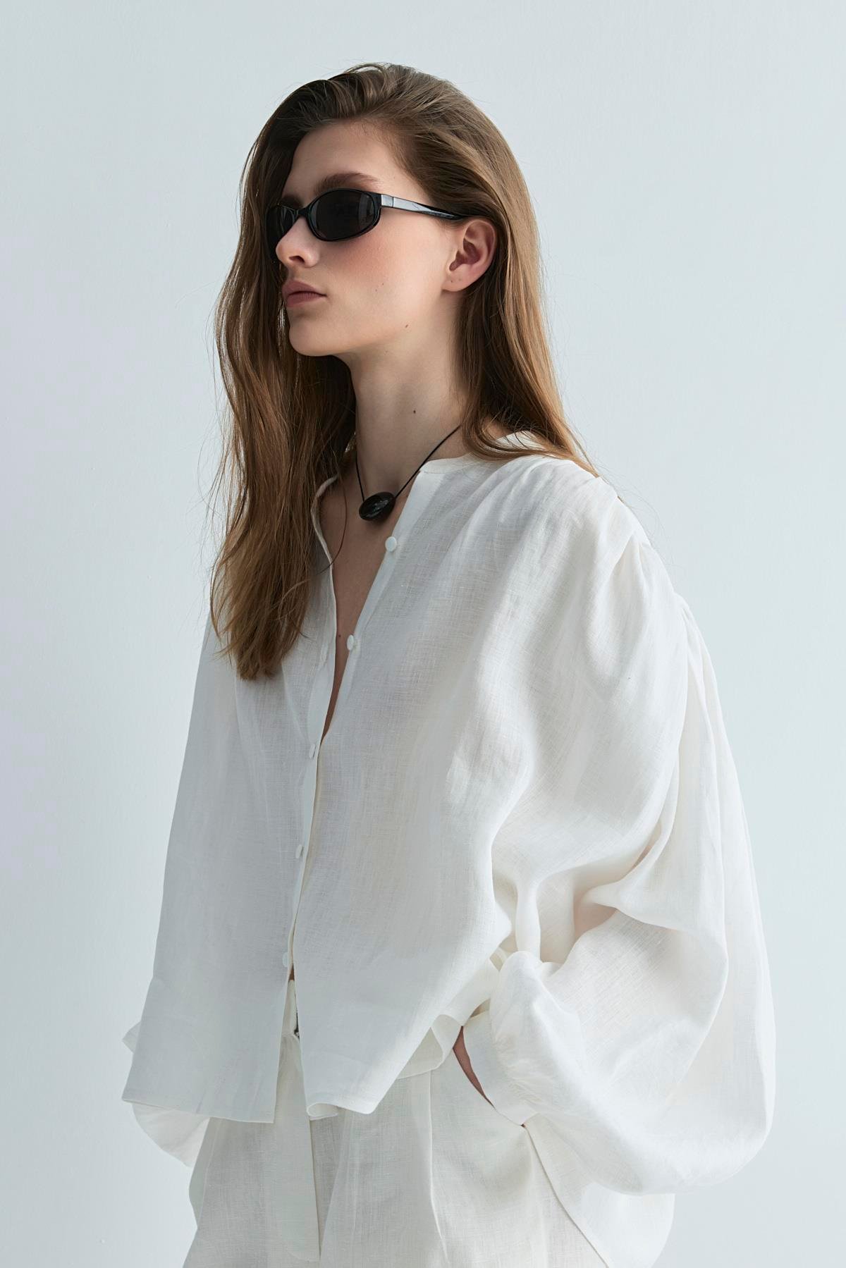 Beyaz %100 Keten Nour Büzgülü Gömlek