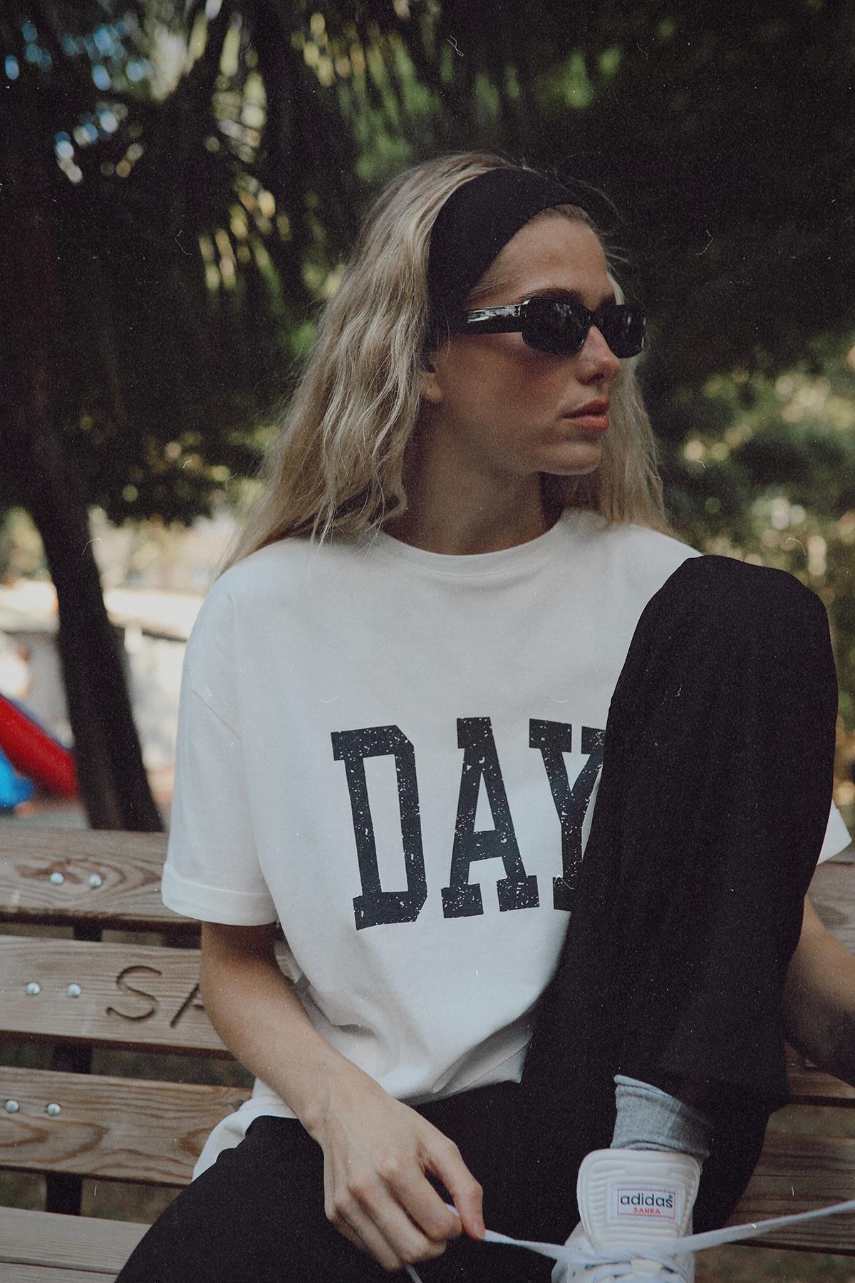 Beyaz Day Baskılı Tişört