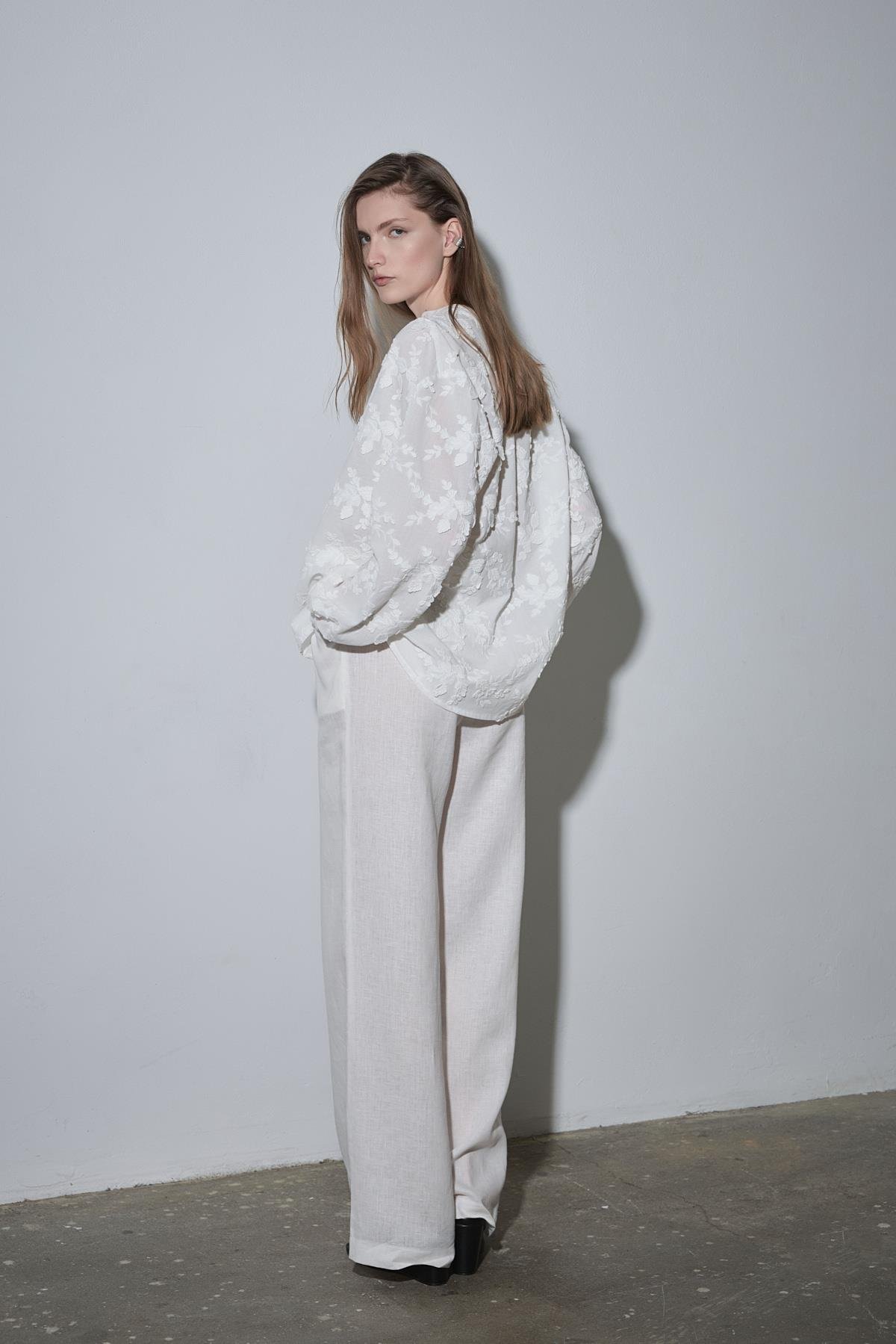 Beyaz Lilian Çiçekli Vual Gömlek