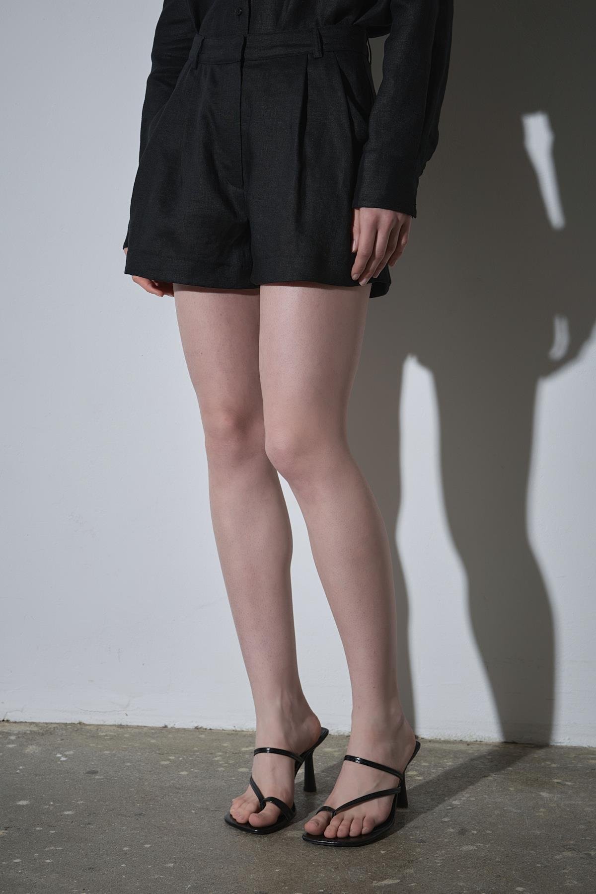 Siyah %100 Keten Nora Pileli Şort