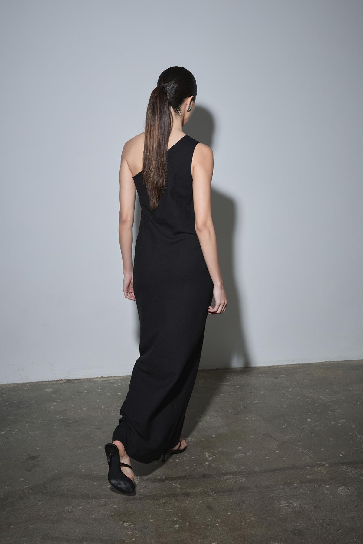 Siyah Abel Tek Omuzlu Keten Elbise