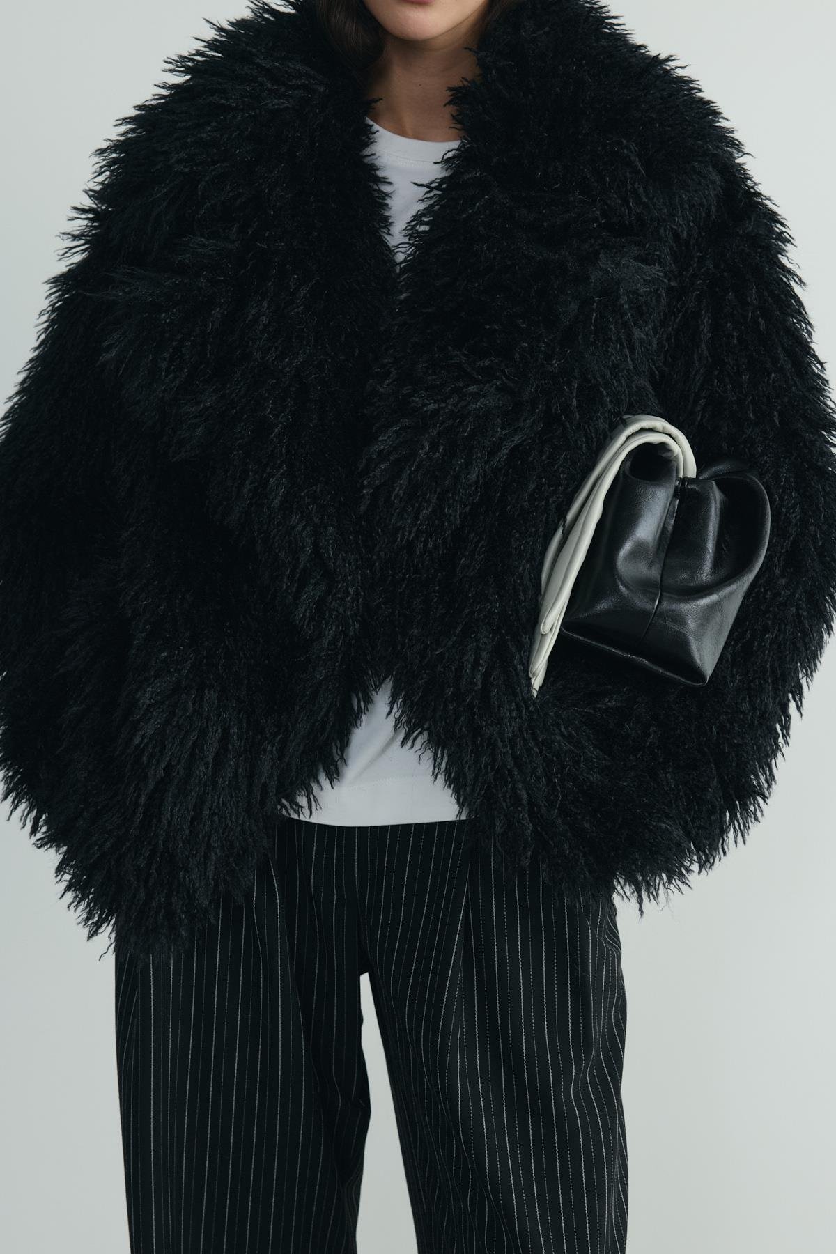 Siyah Core Geniş Yakalı Kürk Ceket