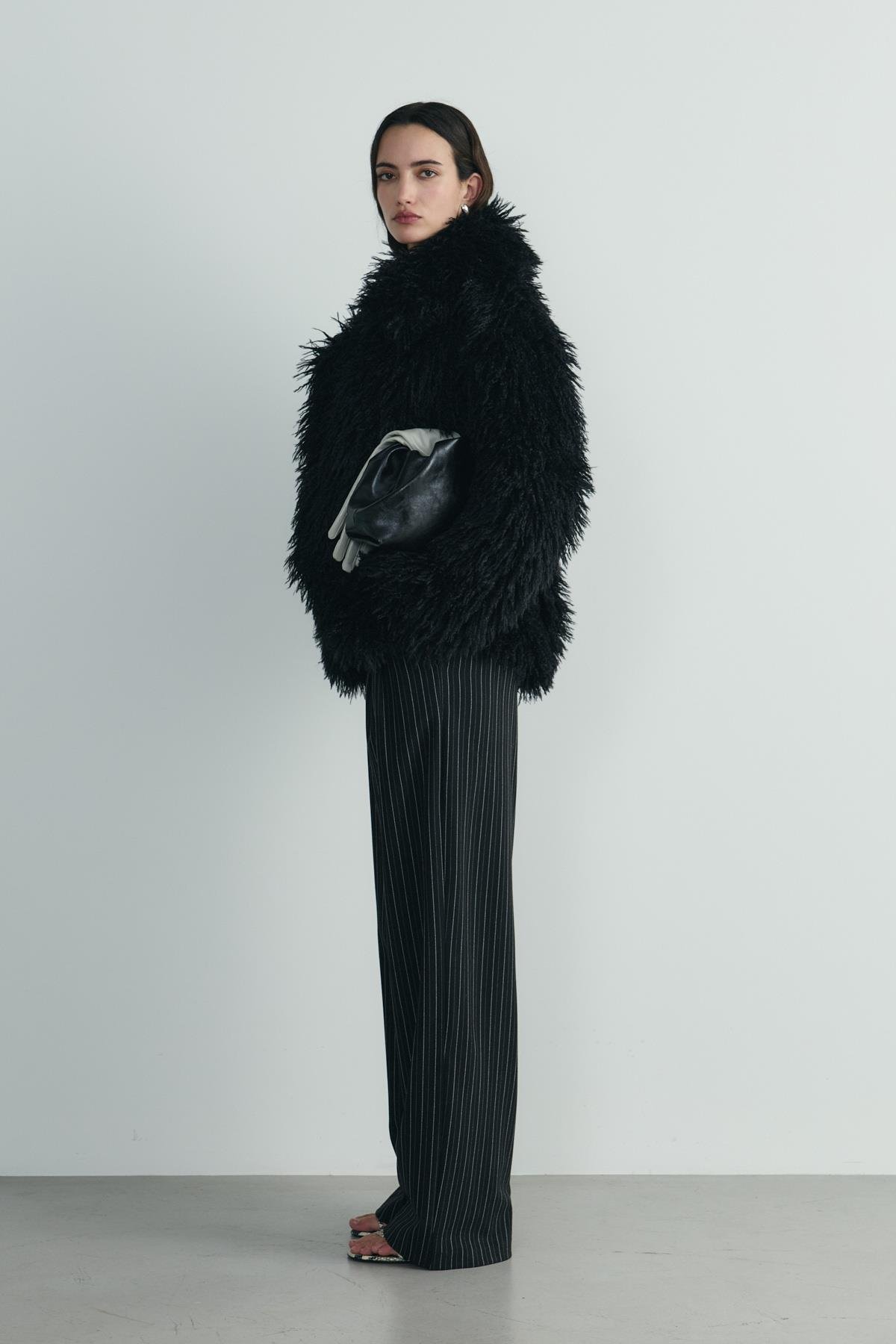 Siyah Core Geniş Yakalı Kürk Ceket