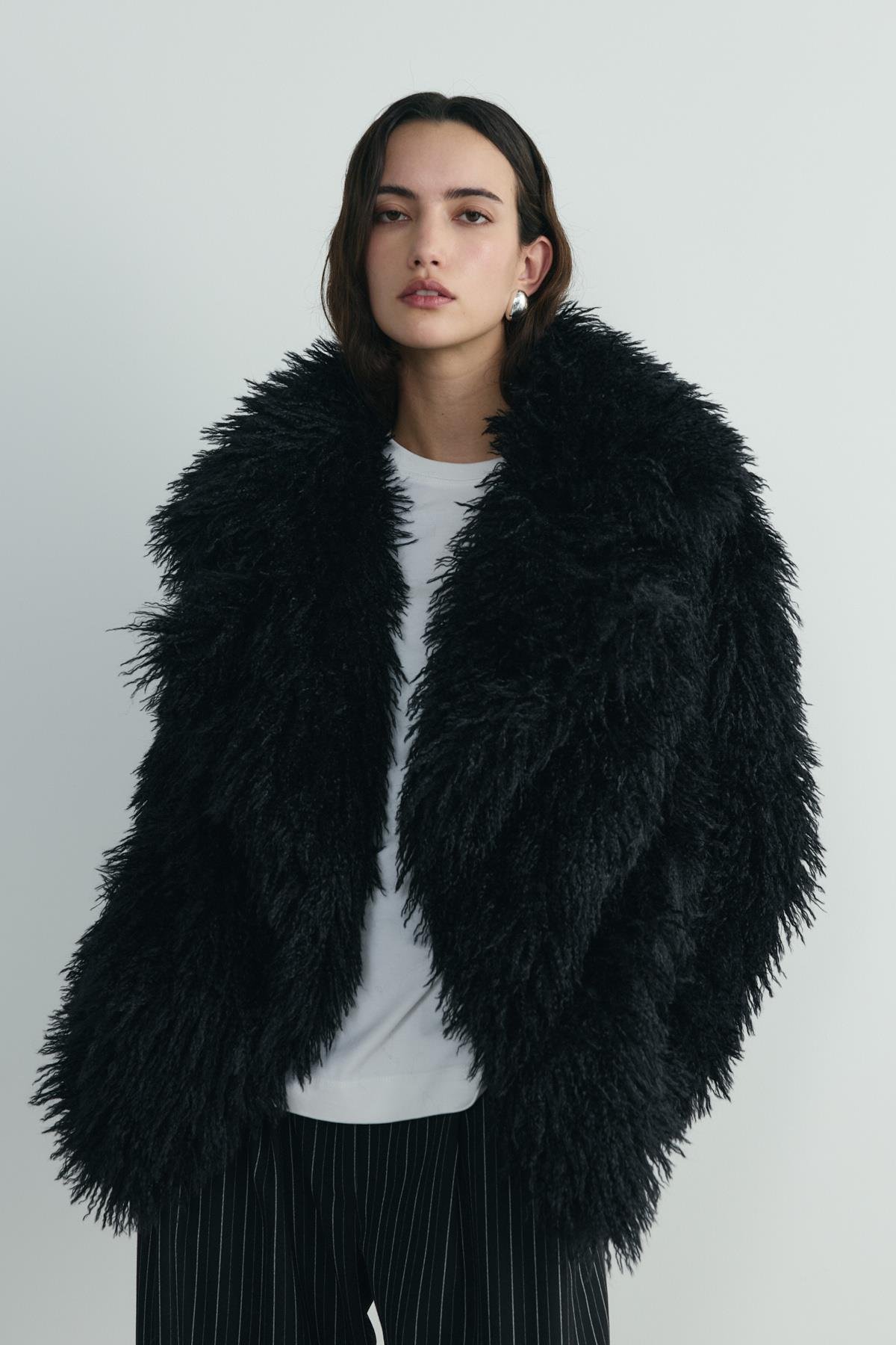 Siyah Core Geniş Yakalı Kürk Ceket