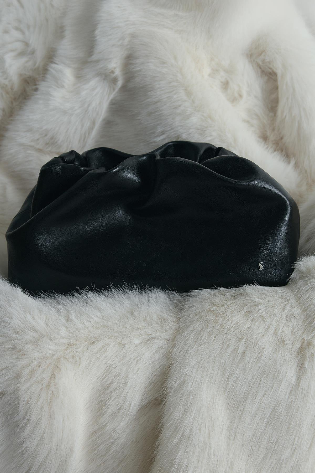 Siyah Cove Deri Büzgülü El Çantası