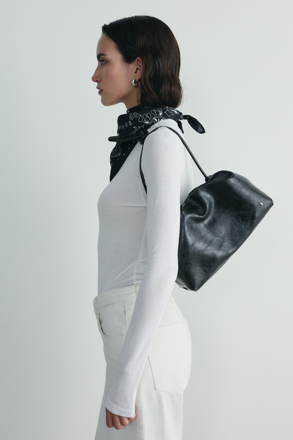 Siyah Cove Deri Büzgülü El Çantası