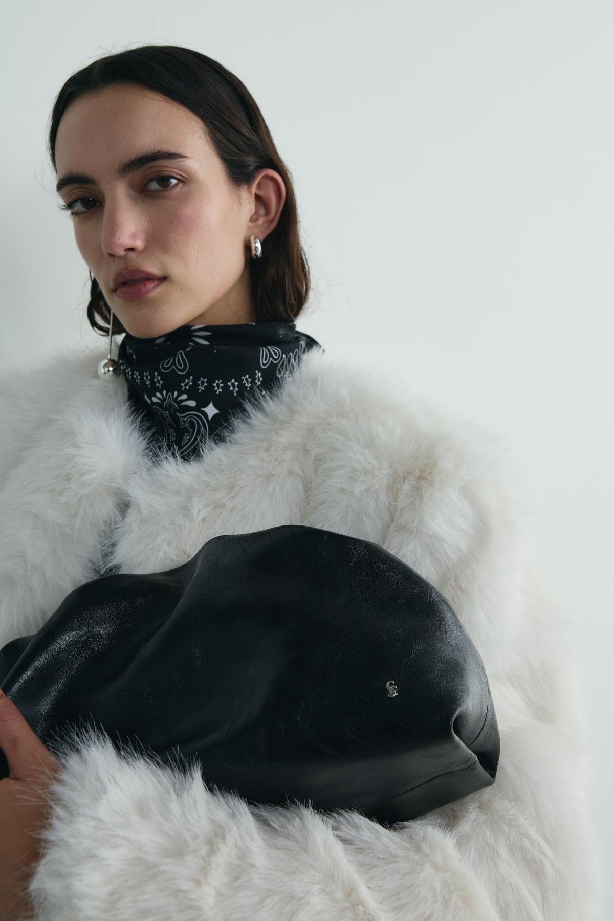 Siyah Cove Deri Büzgülü El Çantası