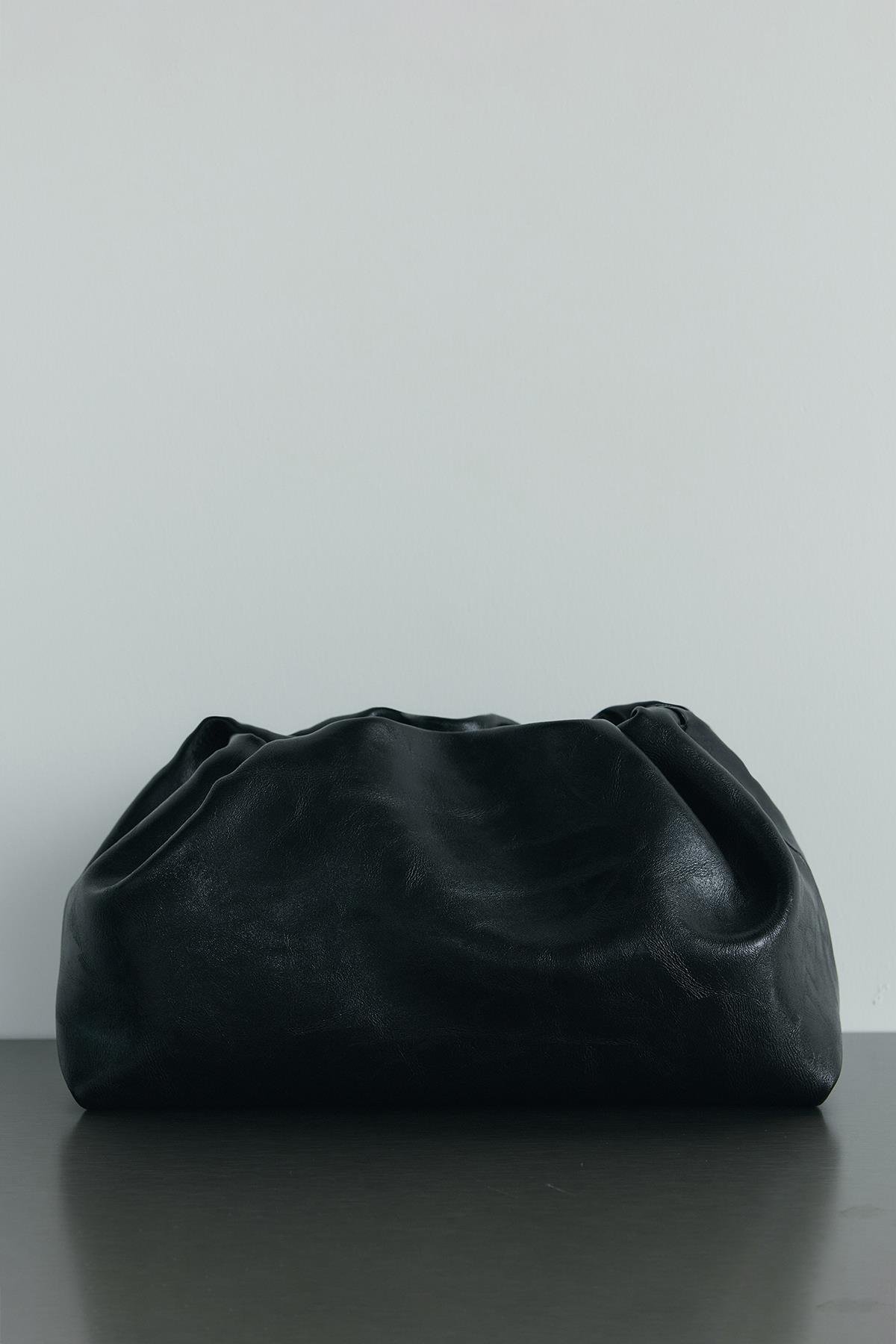 Siyah Cove Deri Büzgülü El Çantası