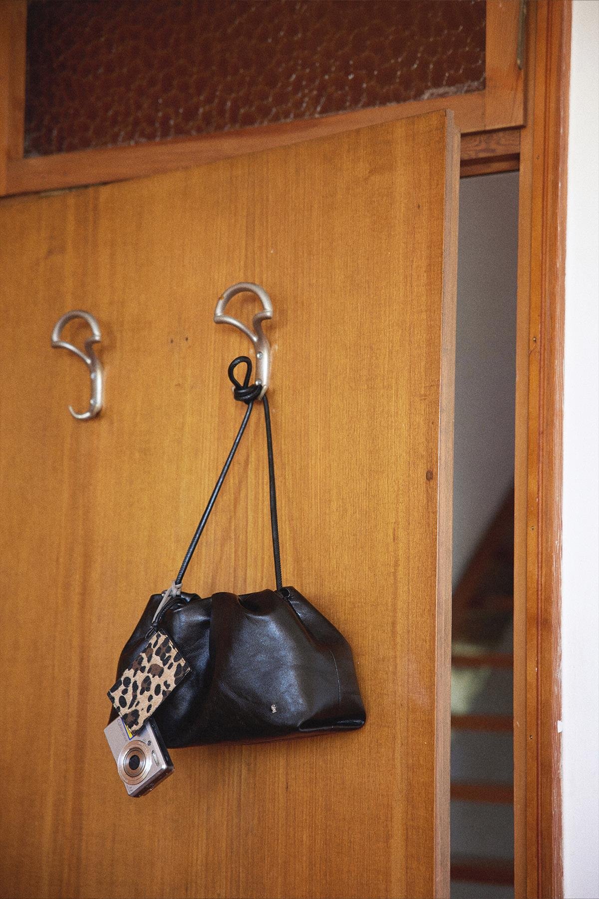 Siyah Cove Deri Büzgülü El Çantası