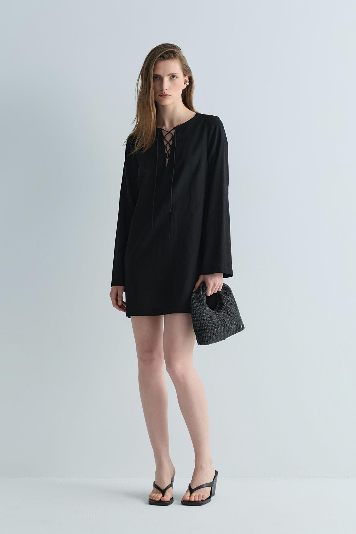 Siyah Karla Bağcıklı Keten Elbise