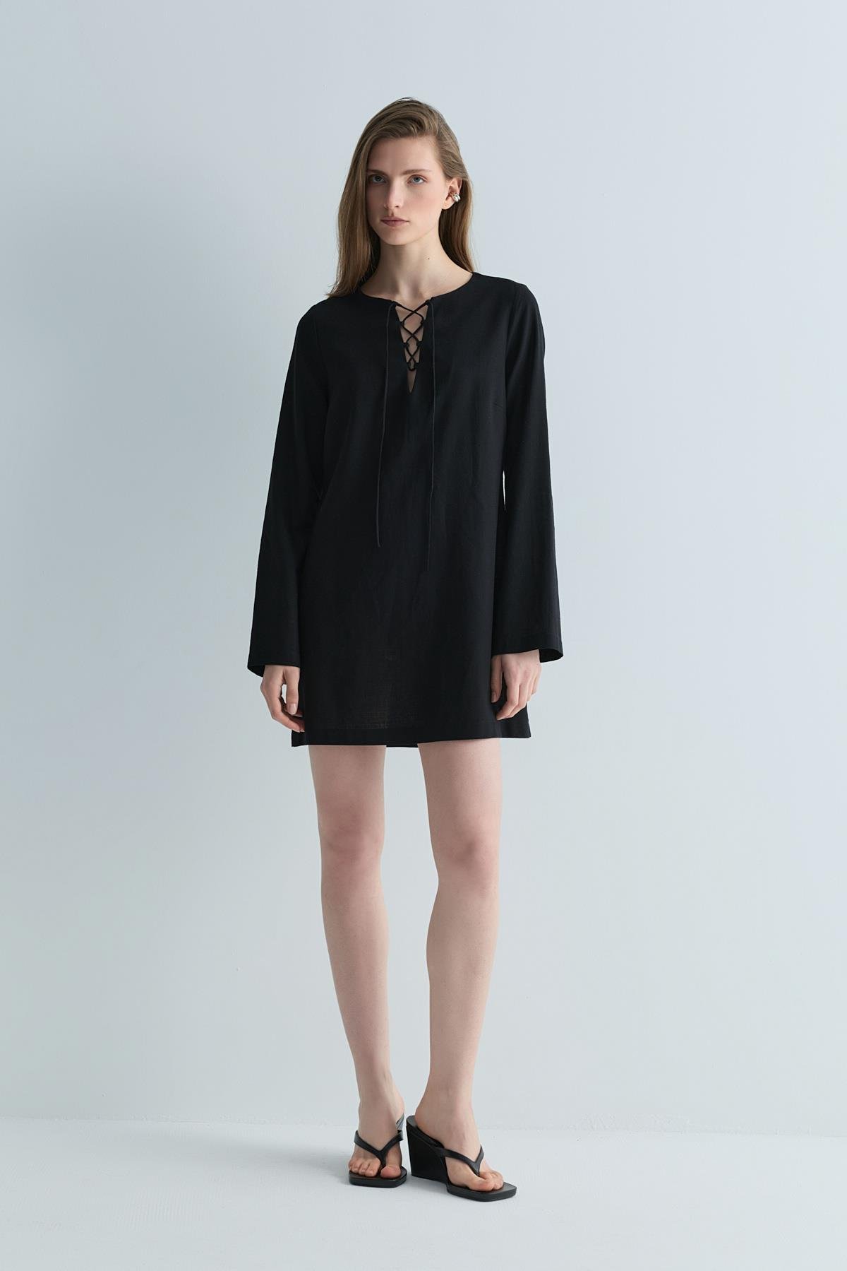 Siyah Karla Bağcıklı Keten Elbise