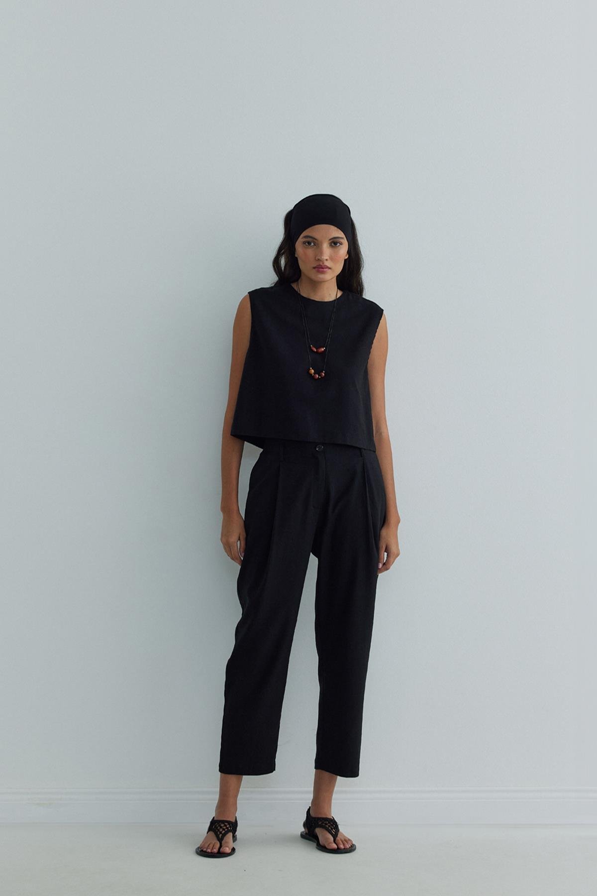 Siyah Lavin Sıfır Kol Keten Bluz