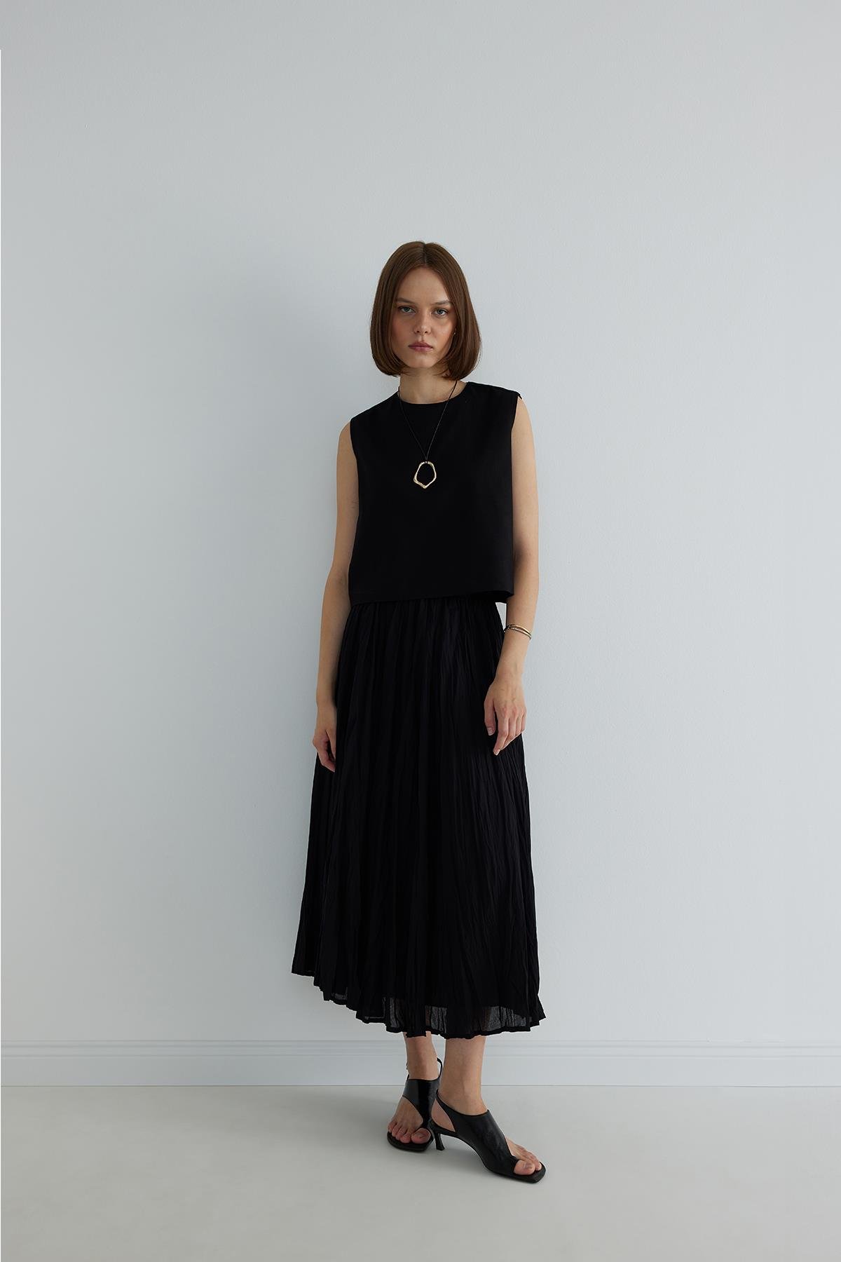 Siyah Lavin Sıfır Kol Keten Bluz