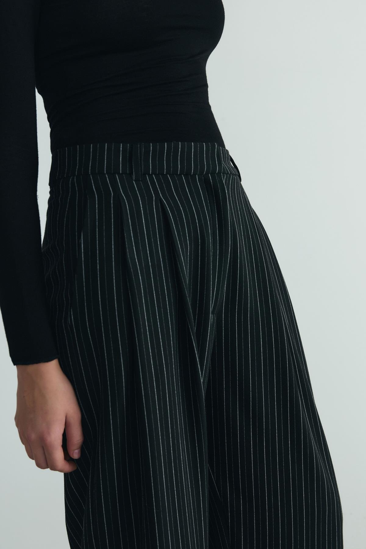 Siyah Lina Pileli Çizgili Pantolon