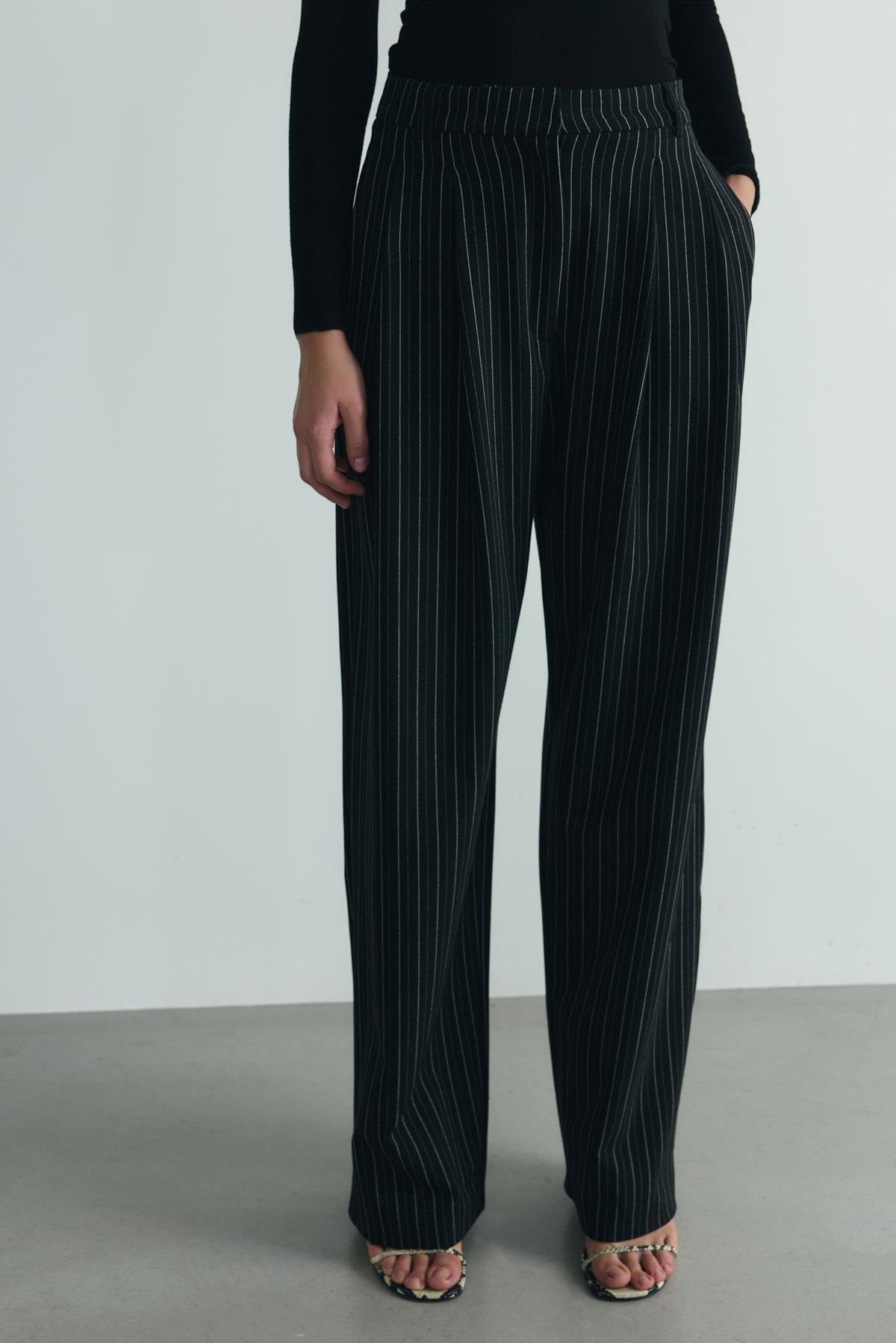 Siyah Lina Pileli Çizgili Pantolon