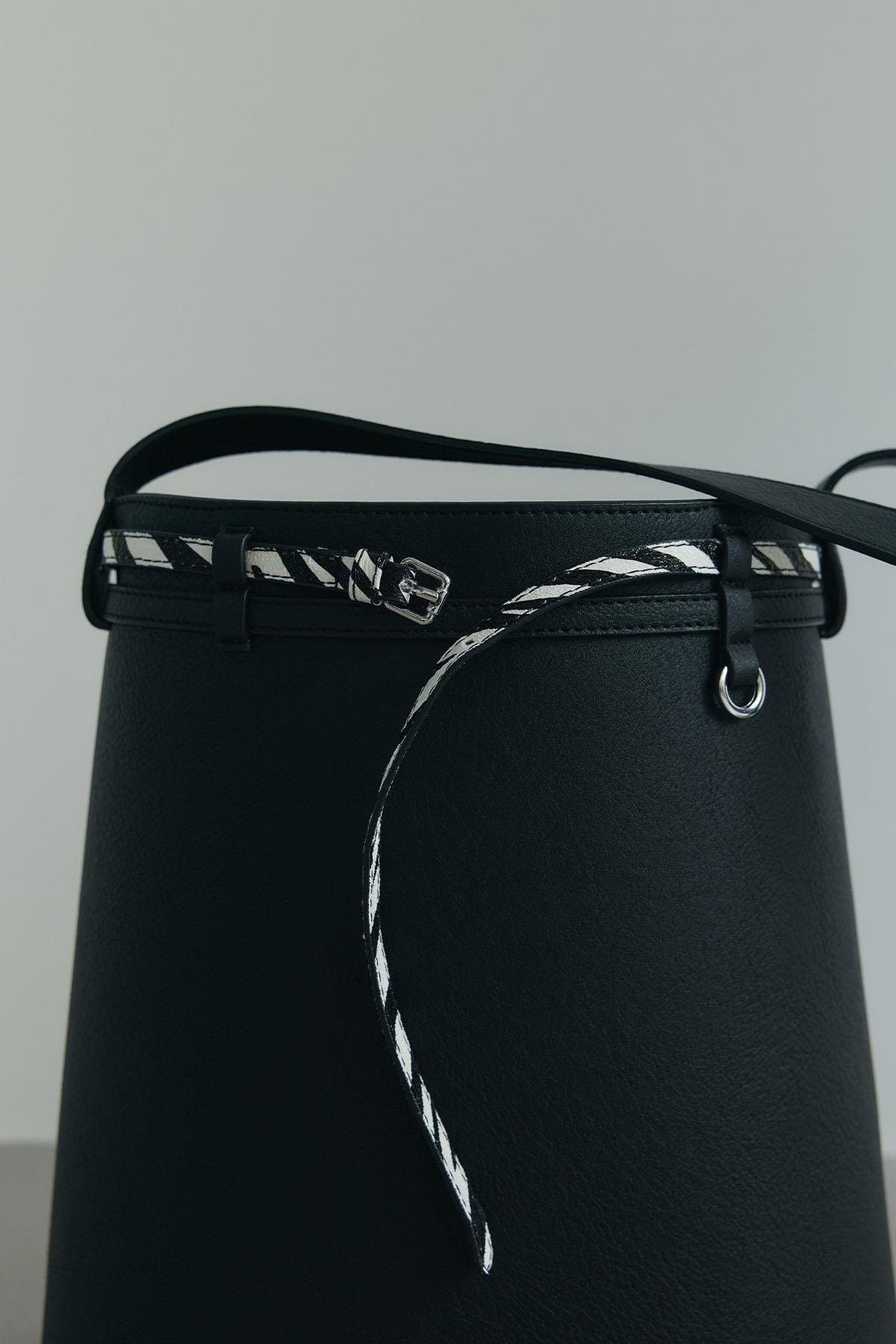 Siyah Lora Kemerli Deri Çanta