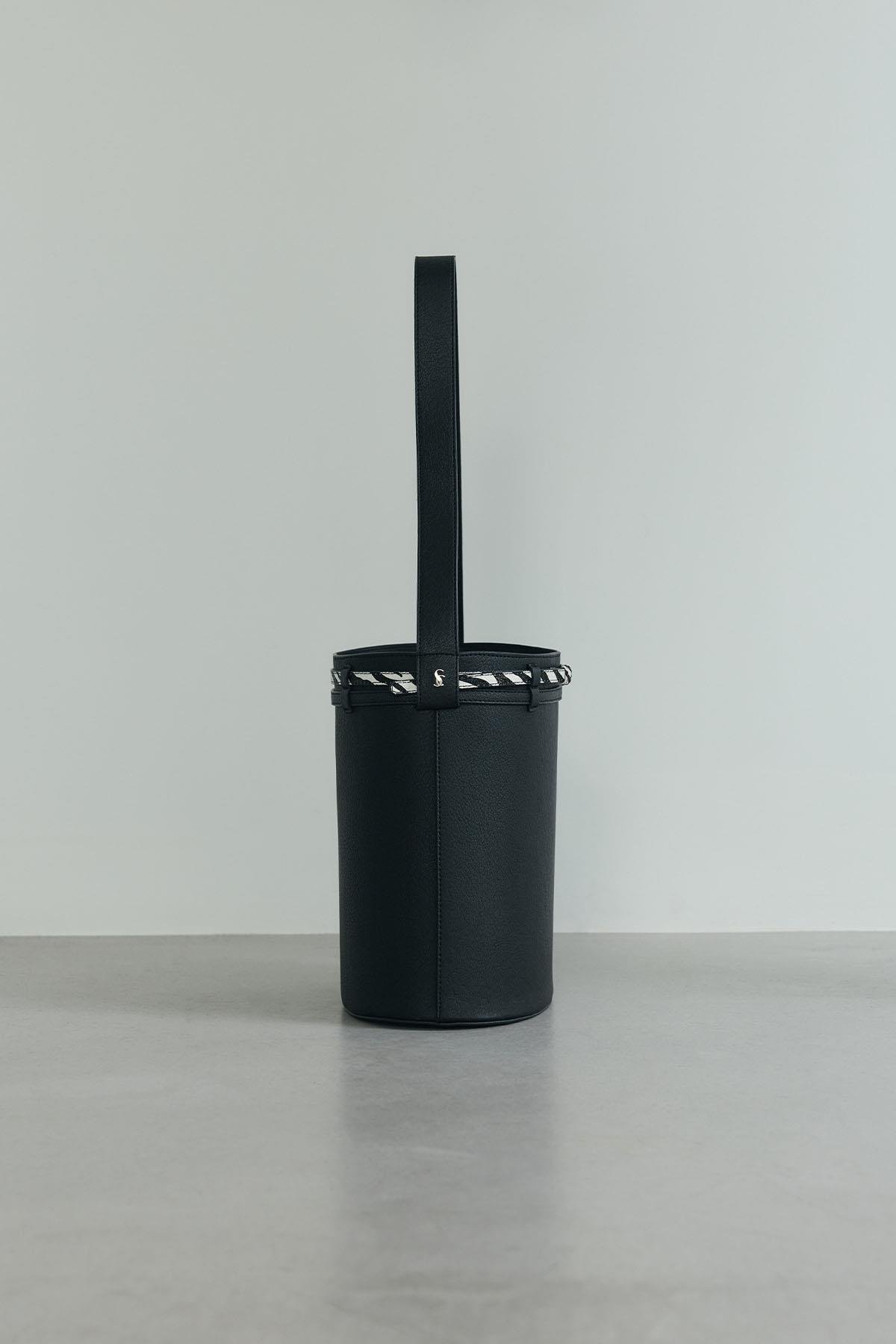 Siyah Lora Kemerli Deri Çanta