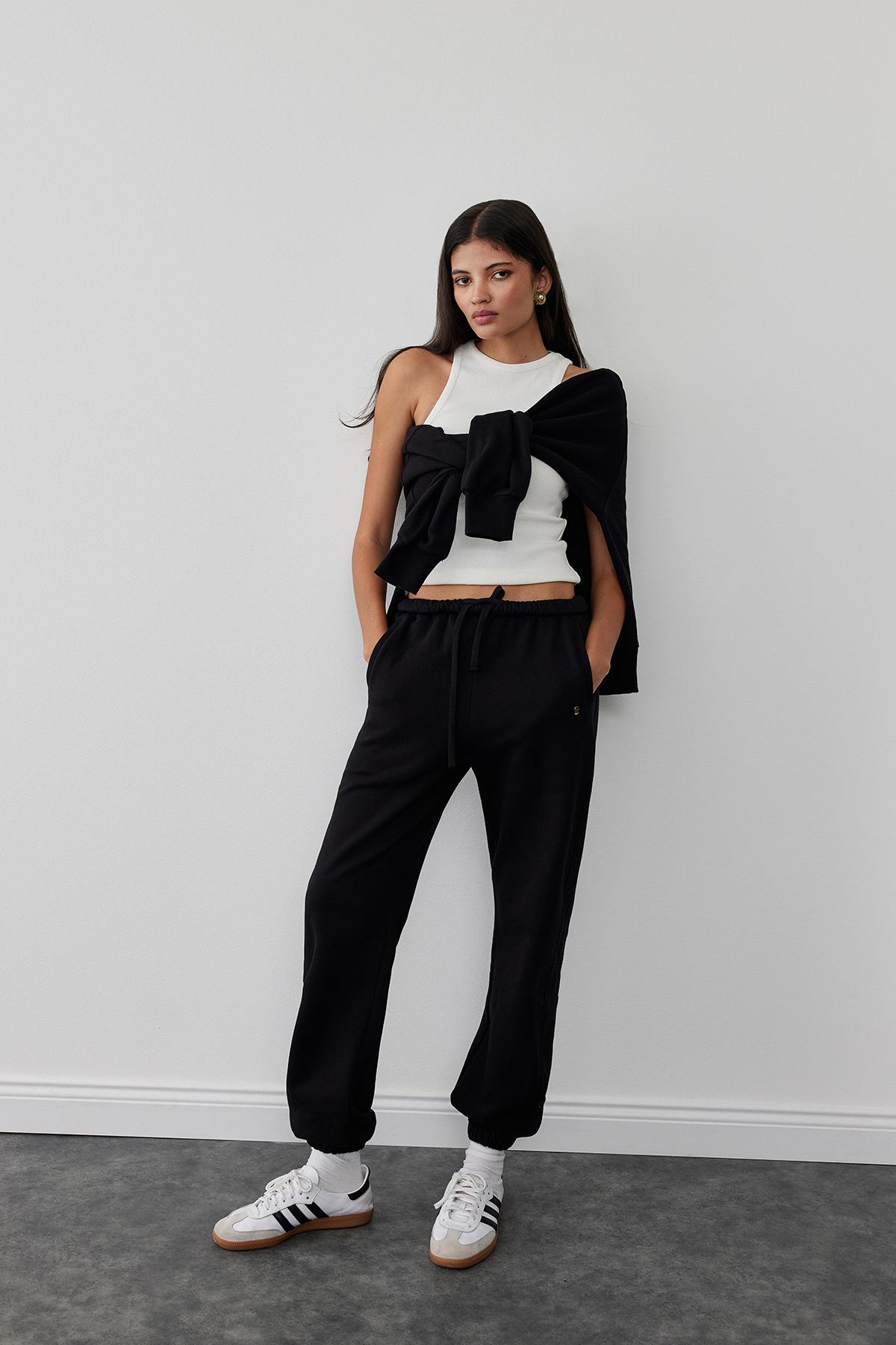 Black Mindy Basic Sweatshirt