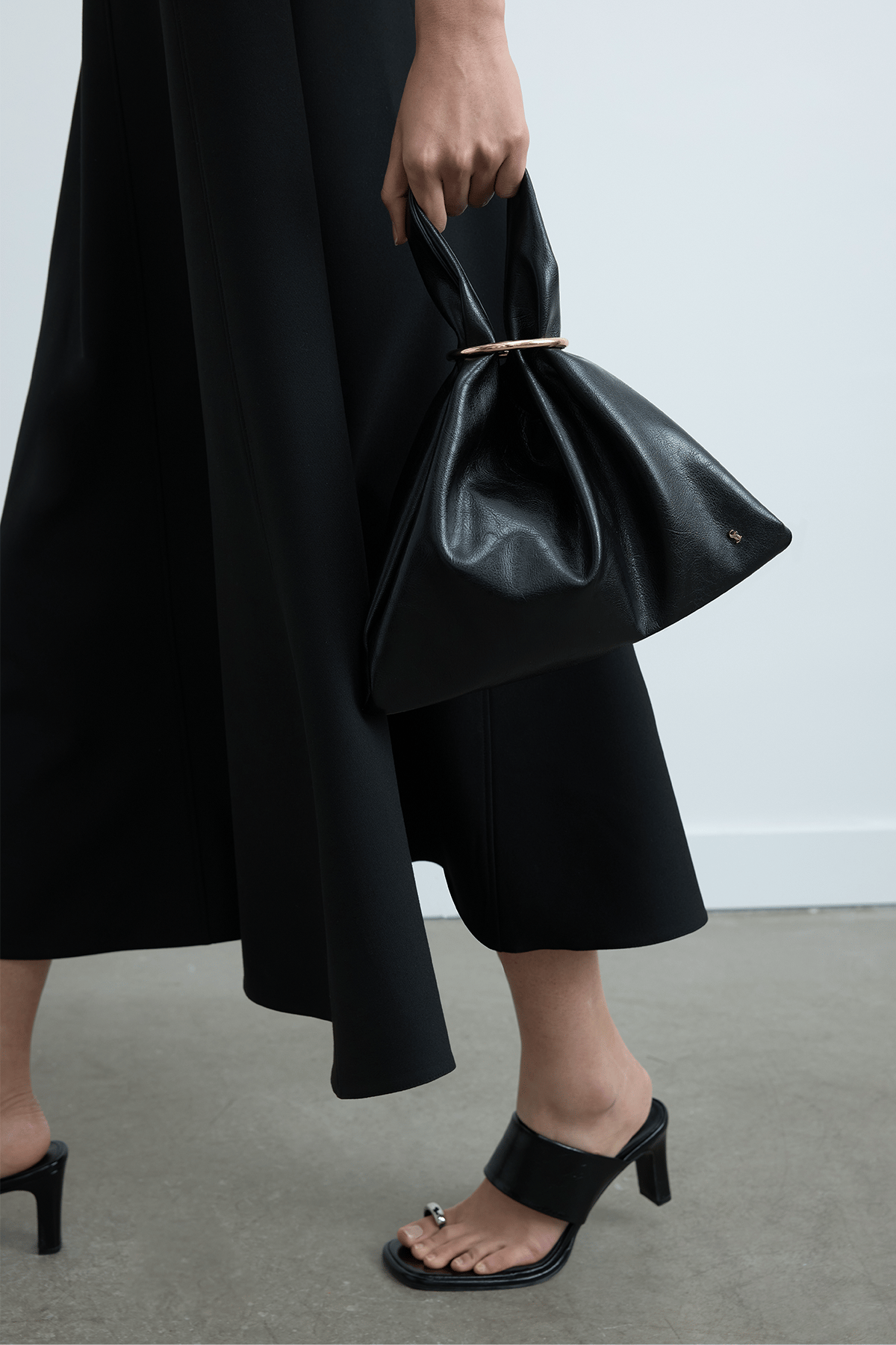 Siyah Olgi Aksesuarlı Çanta