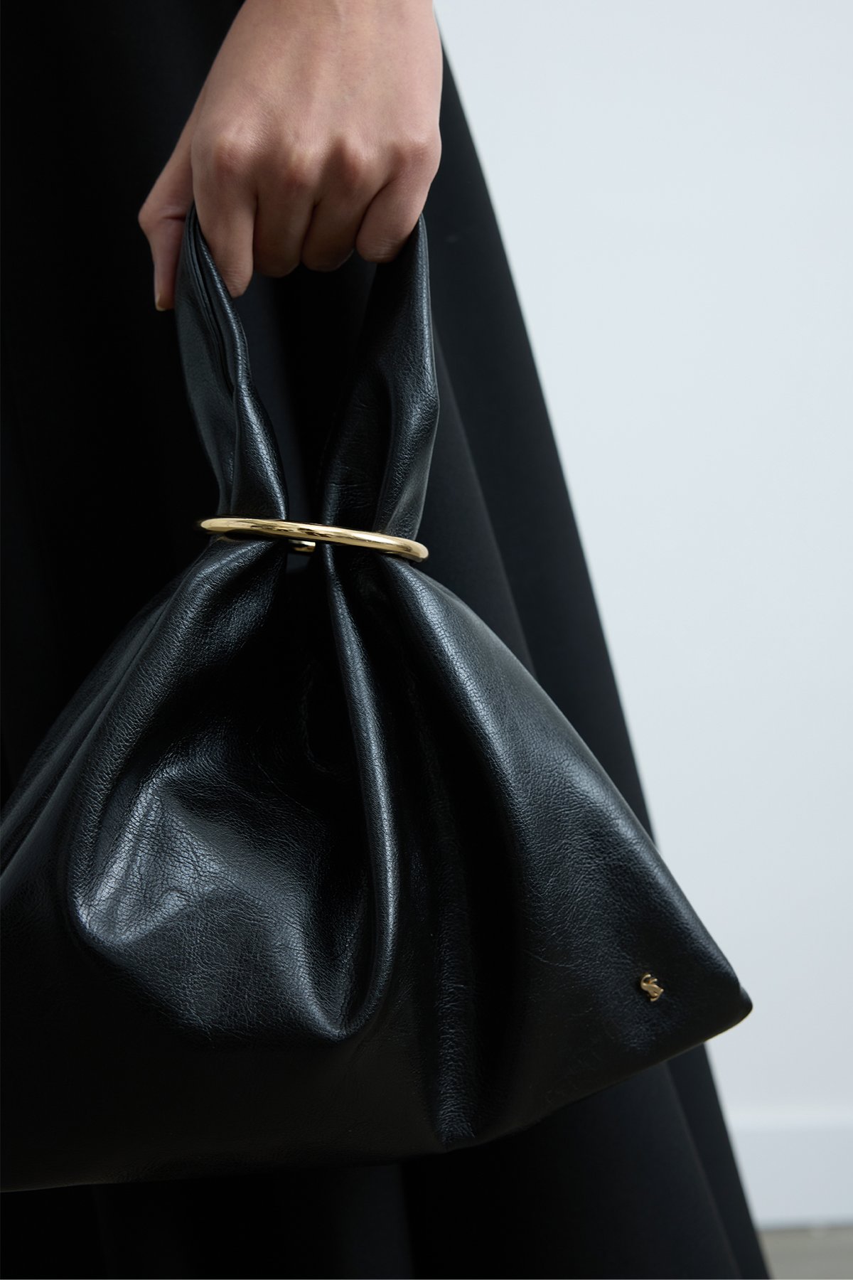 Siyah Olgi Aksesuarlı Çanta