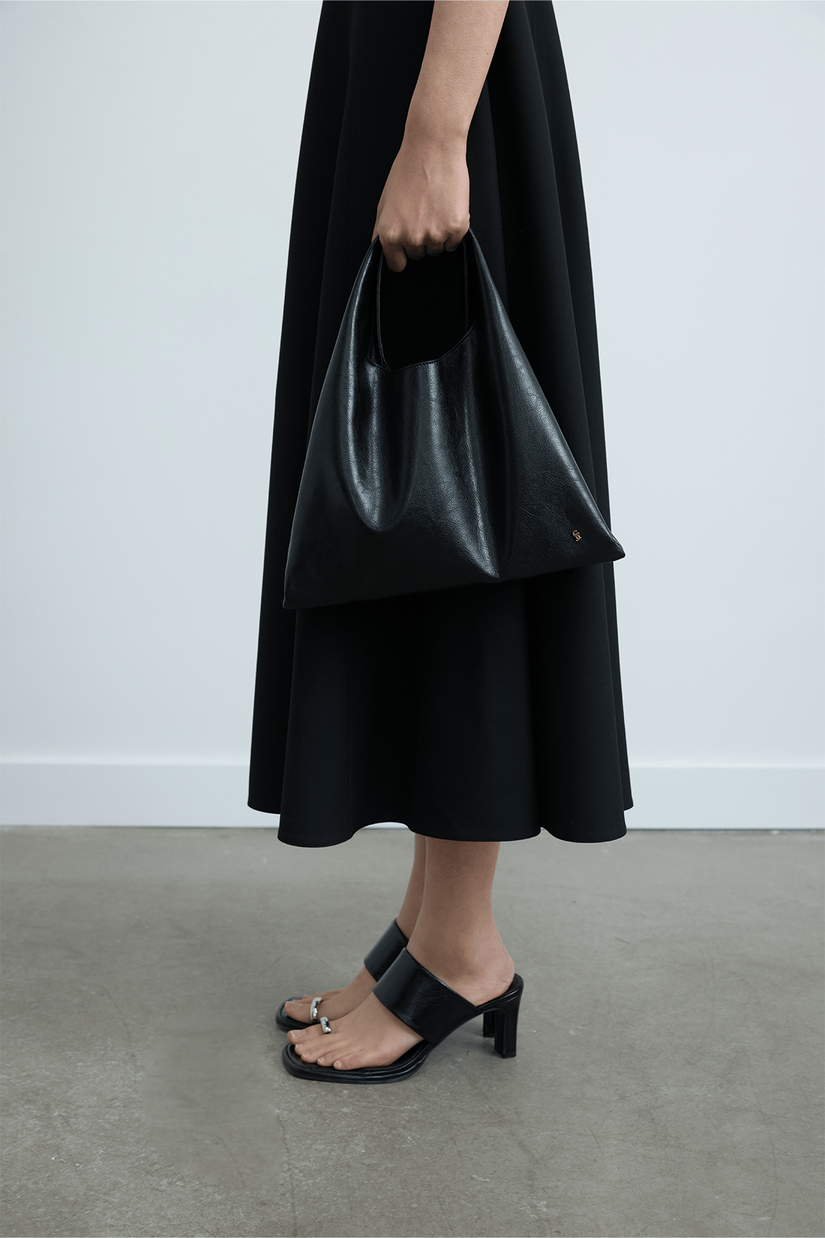 Siyah Olgi Aksesuarlı Çanta