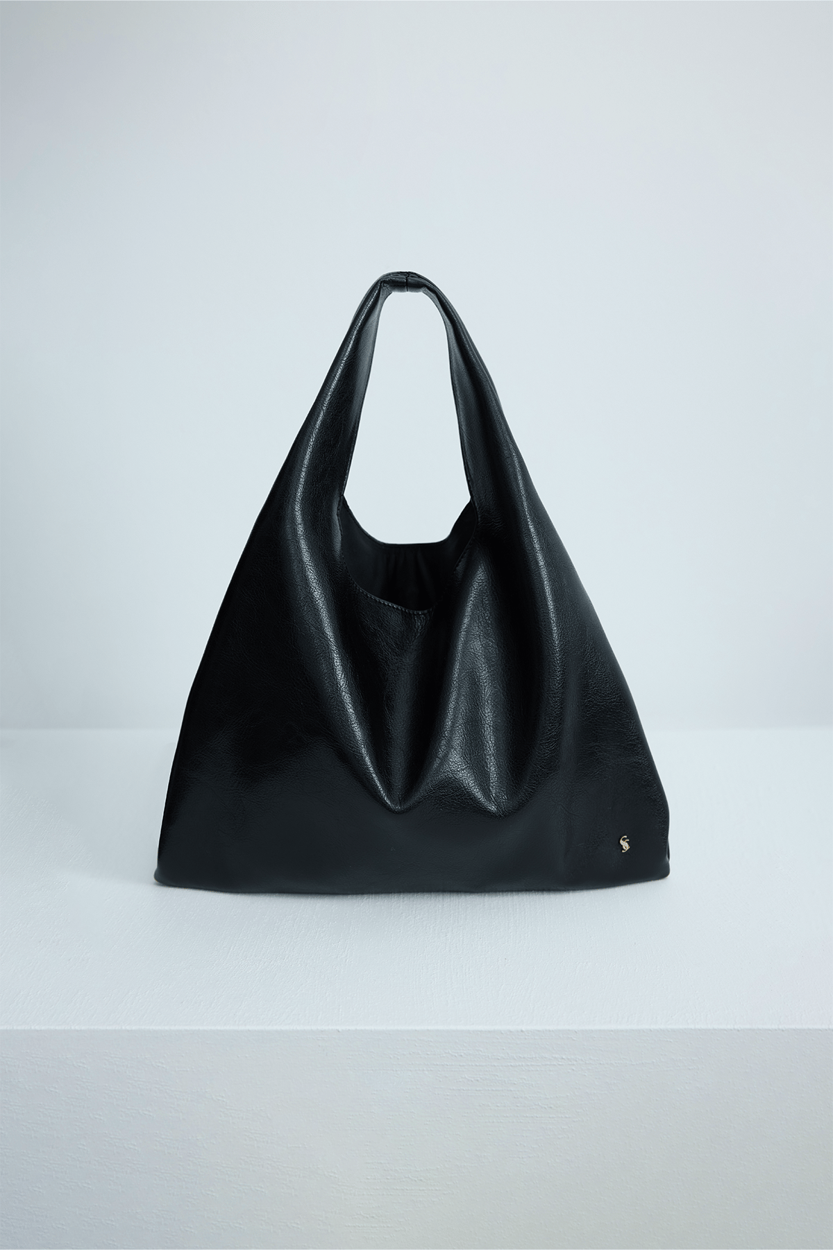 Siyah Olgi Aksesuarlı Çanta