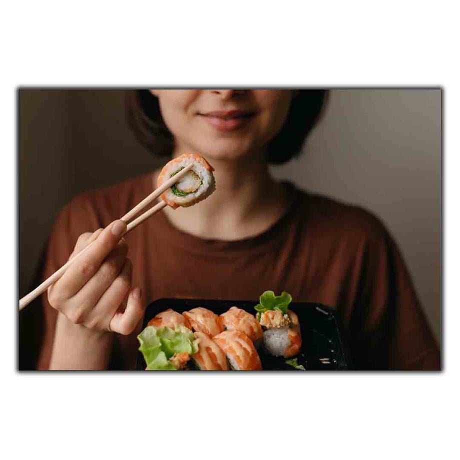 CHOPSTICK İLE SUŞİ YİYEN KADIN KANVAS TABLO ürününe, KANVAS TABLOLAR kategorisinden hemen satın alabilirsiniz.
