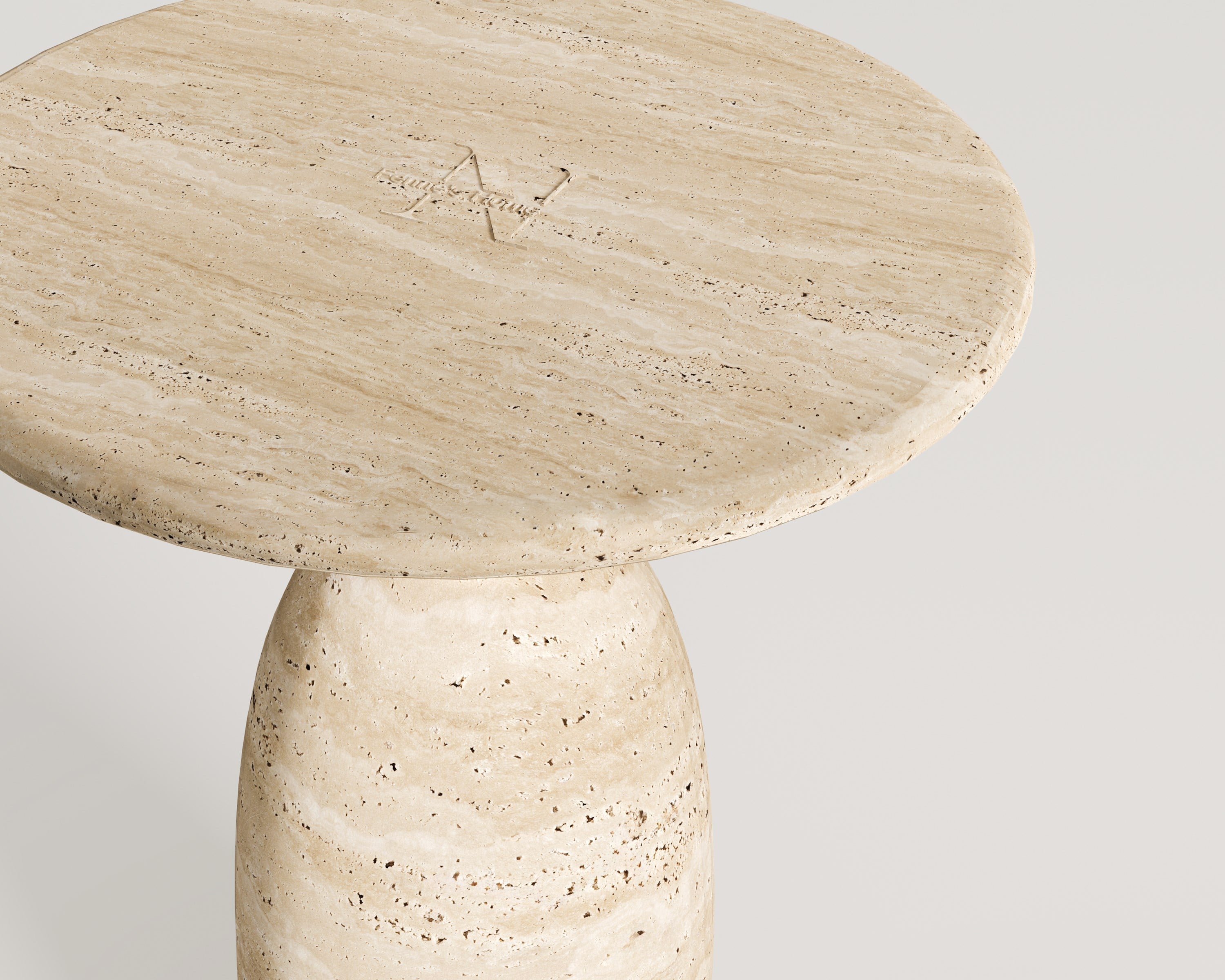 Maude-Table d'appoint en travertin à piédestal rond en forme d'entonnoir