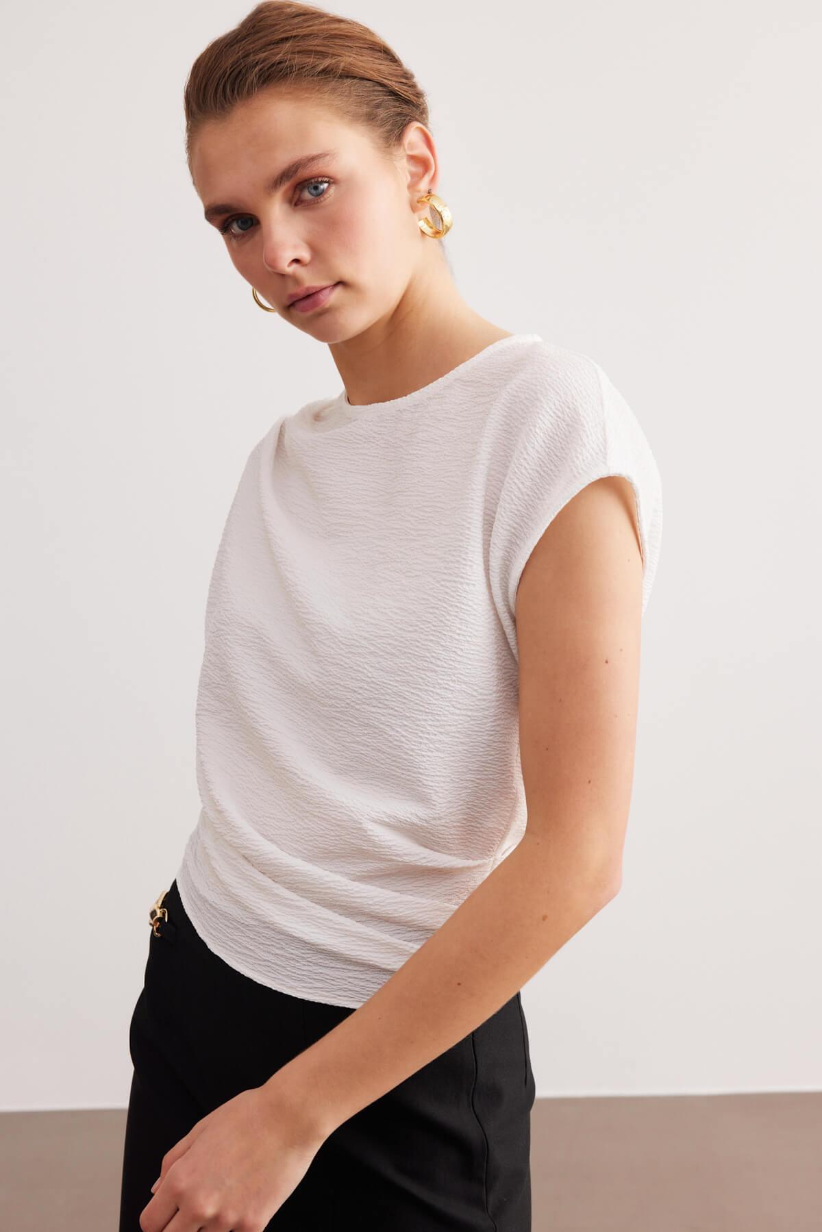 Beyaz Pilili Basic Bluz