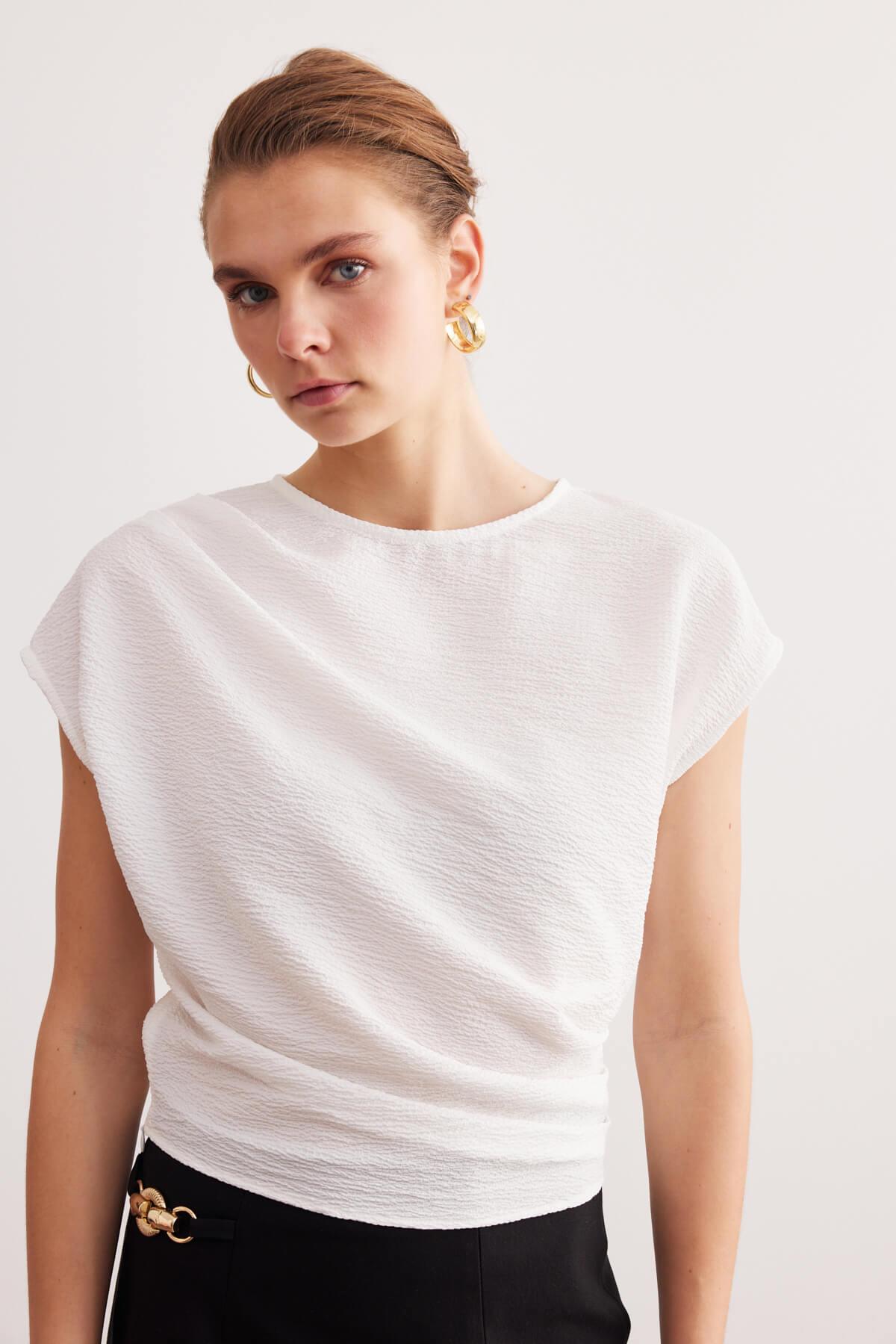 Beyaz Pilili Basic Bluz