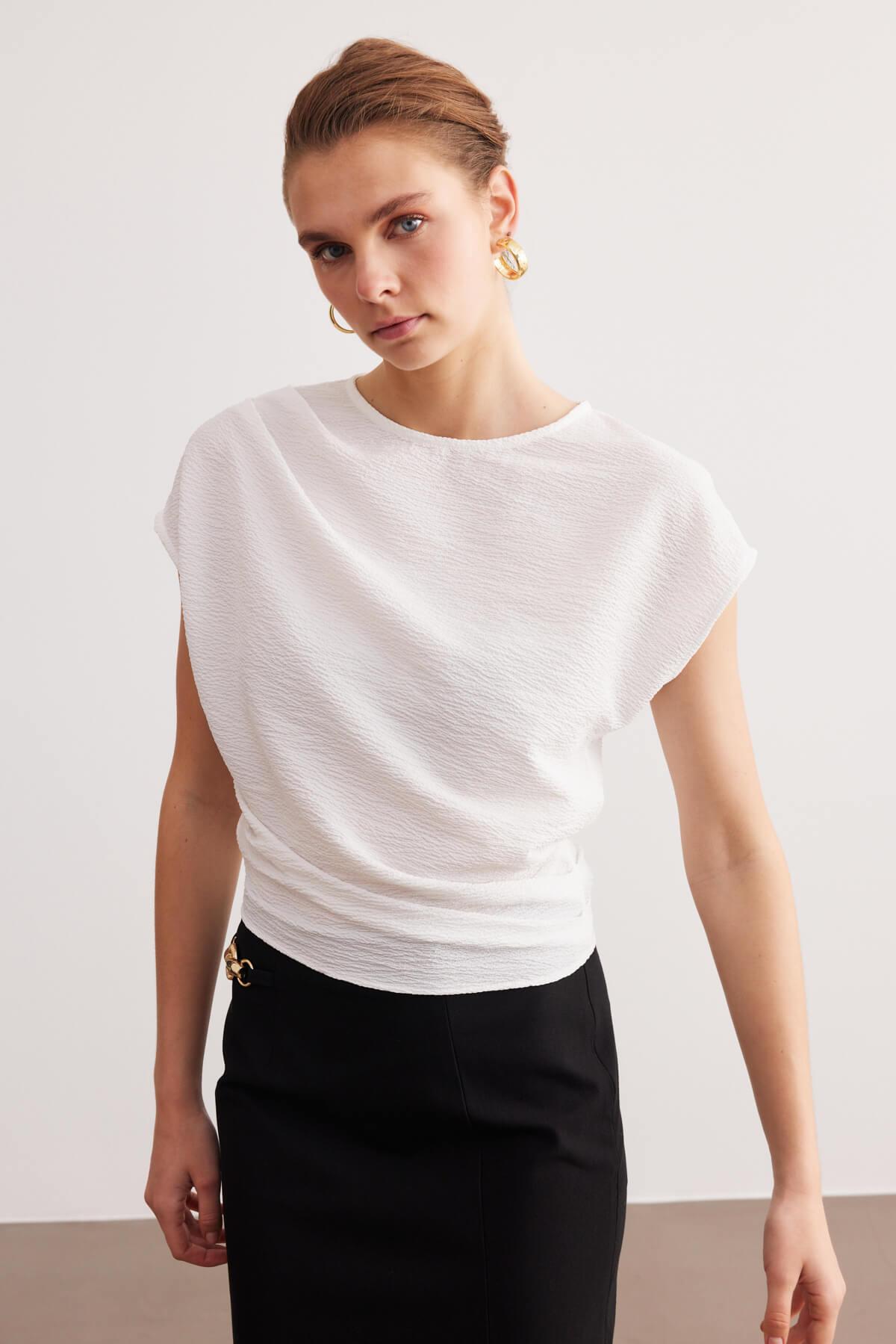 Beyaz Pilili Basic Bluz