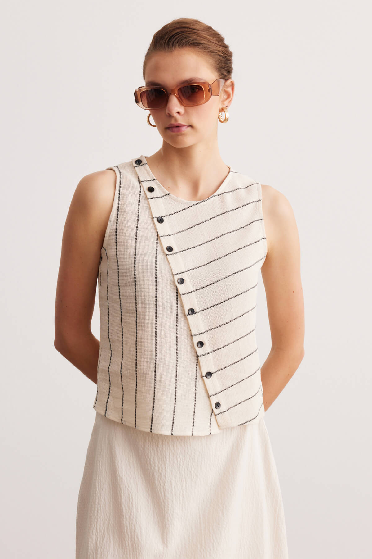 Krem Düğme Detaylı Basic Bluz
