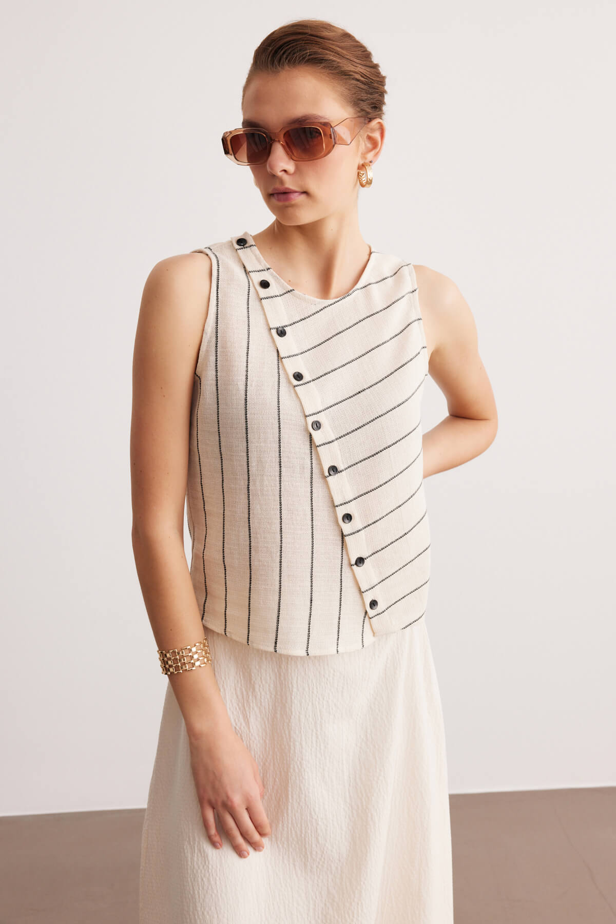 Krem Düğme Detaylı Basic Bluz