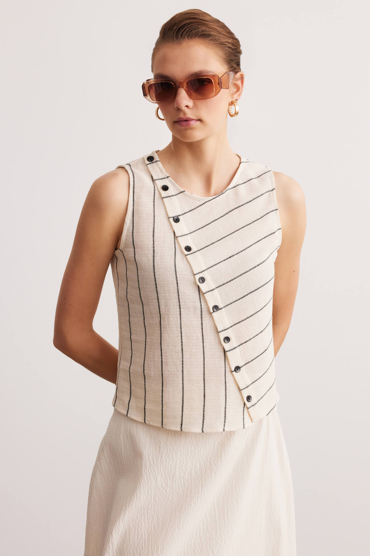 Krem Düğme Detaylı Basic Bluz