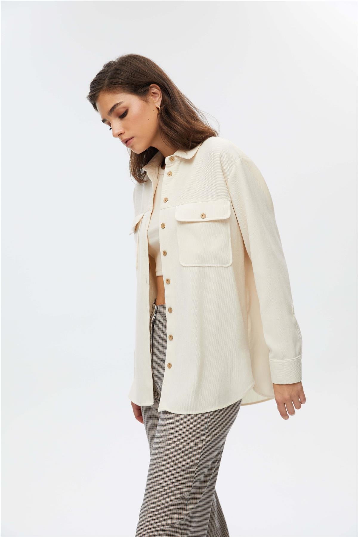 Krem Düğme Detaylı Gömlek