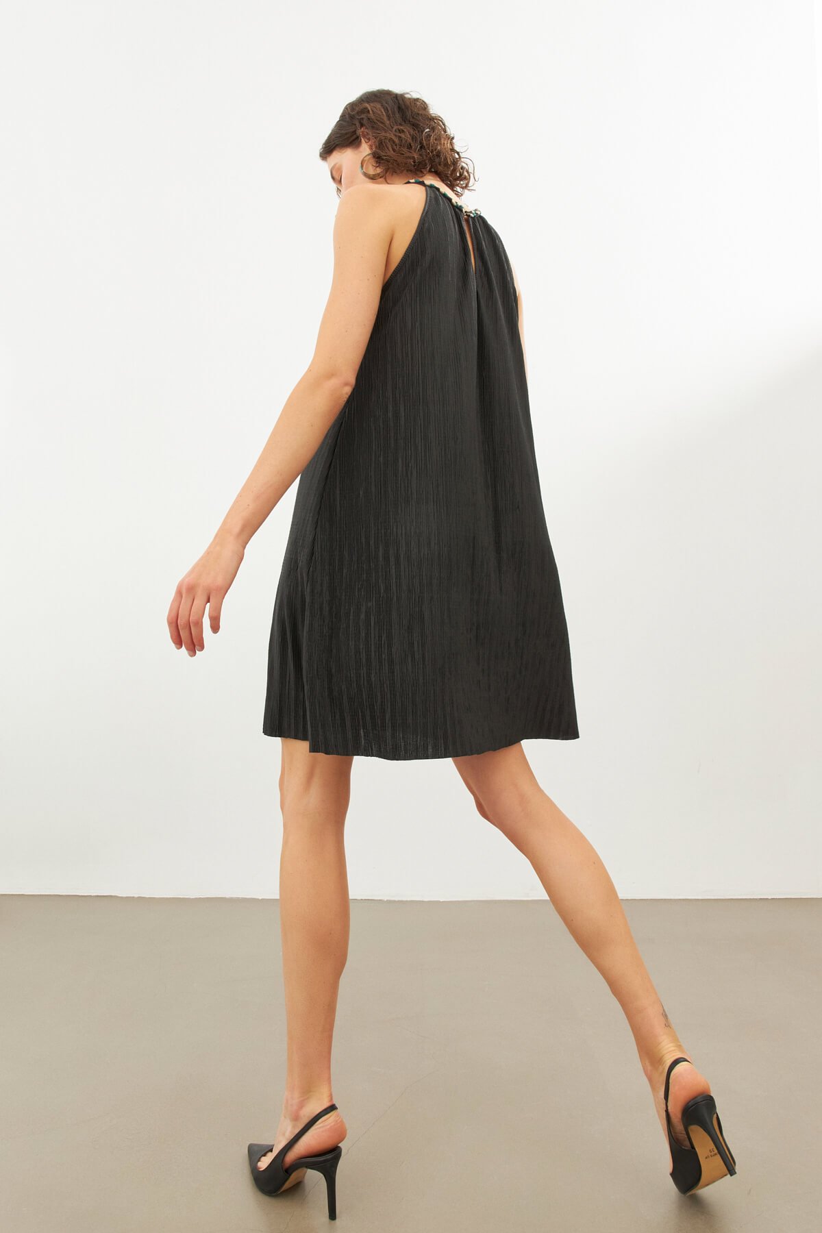 Siyah Halter Yaka Pliseli Mini Elbise