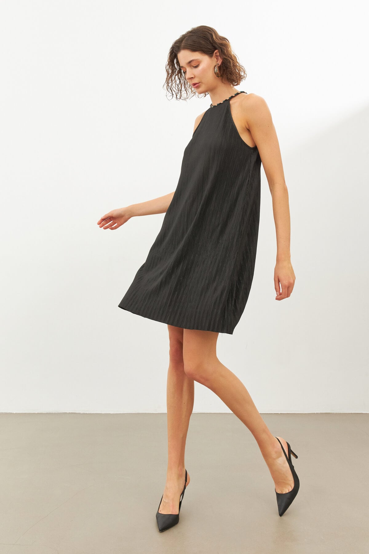 Siyah Halter Yaka Pliseli Mini Elbise