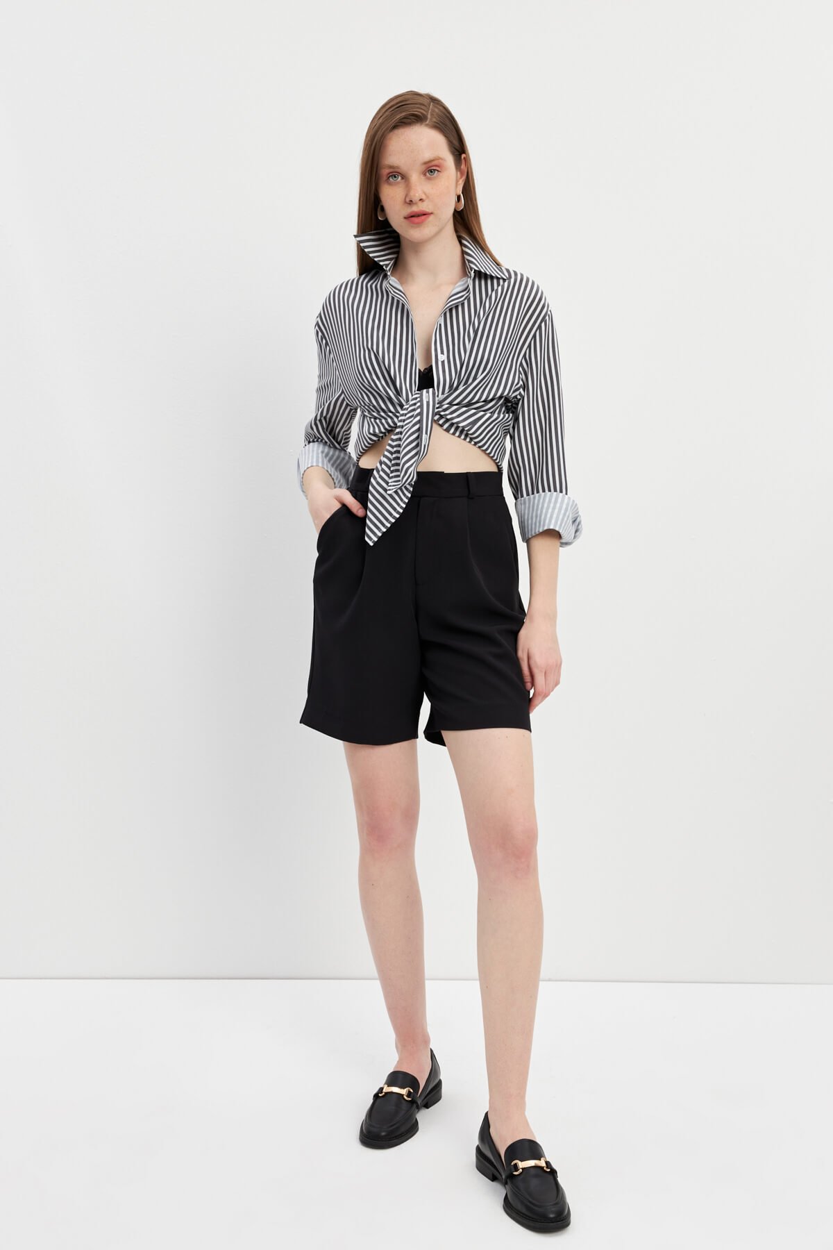 Siyah Pileli Şehir Boy Şort