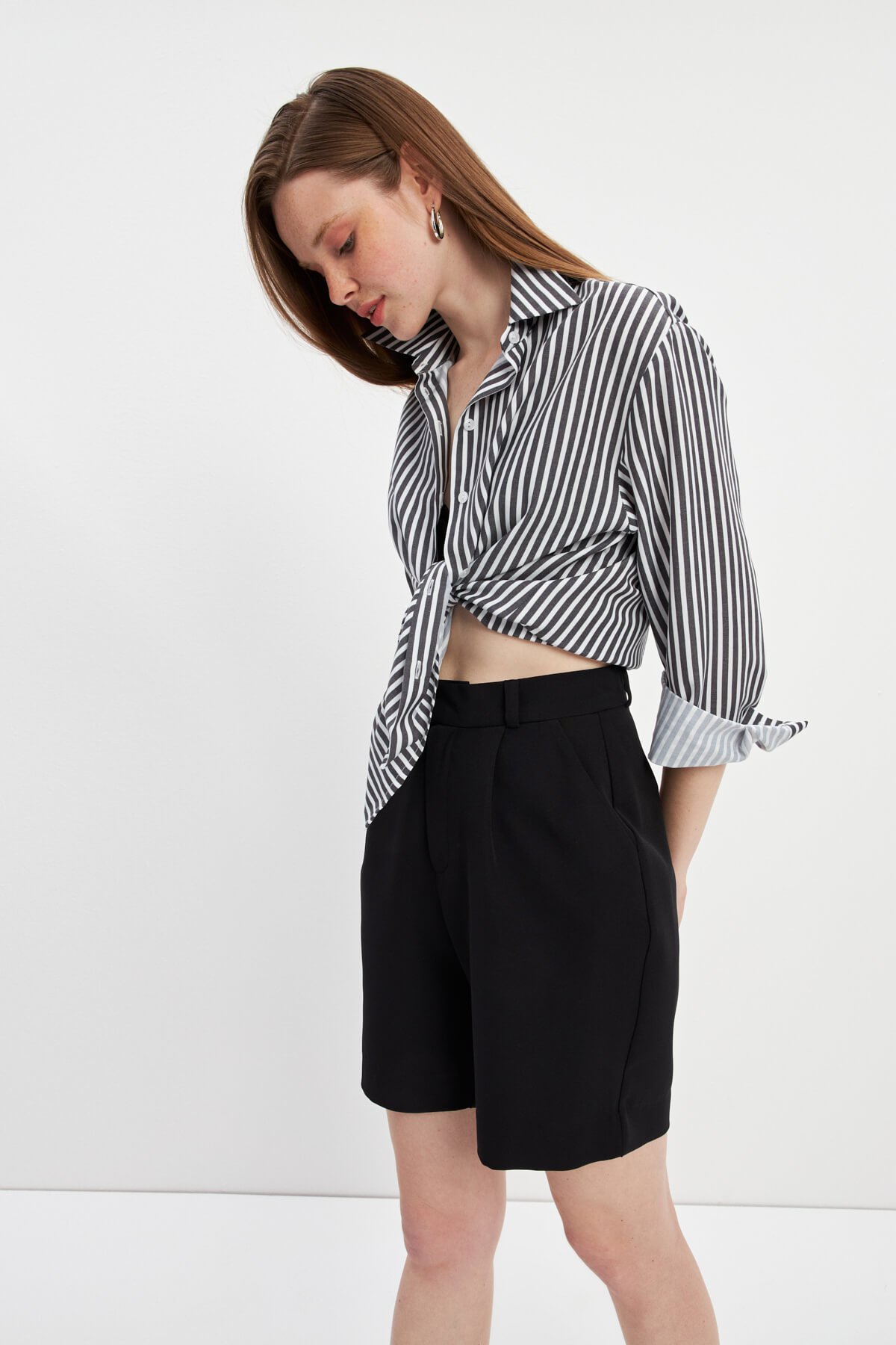 Siyah Pileli Şehir Boy Şort